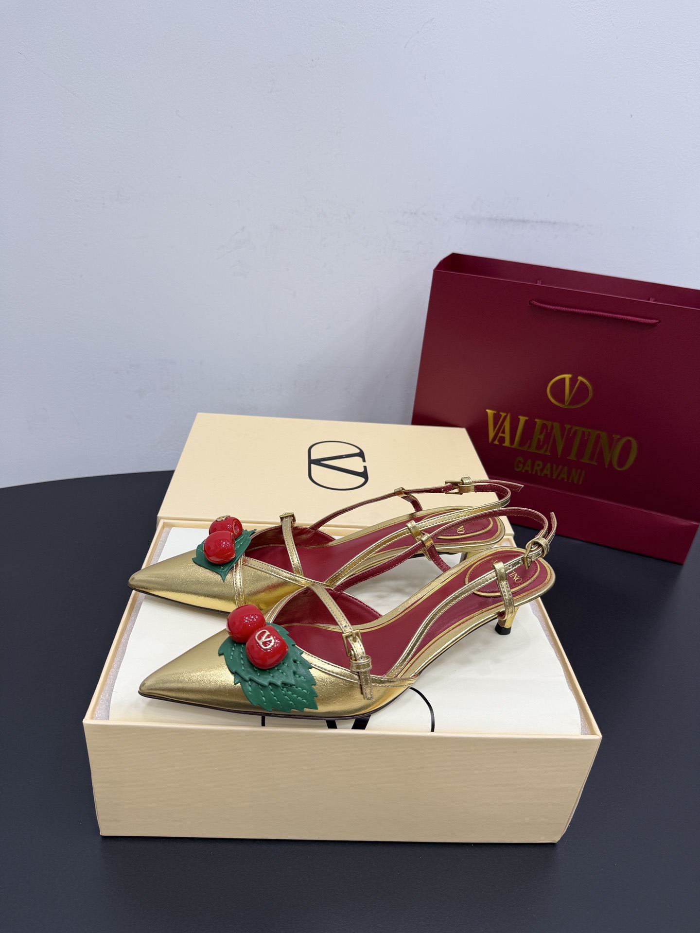 Туфли женские в стиле Valentino VLogo из натуральной кожи золотого цвета с декором