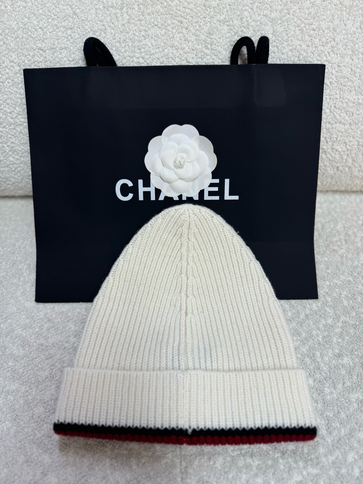 Шапка женская Chanel белого цвета с вышитым логотипом