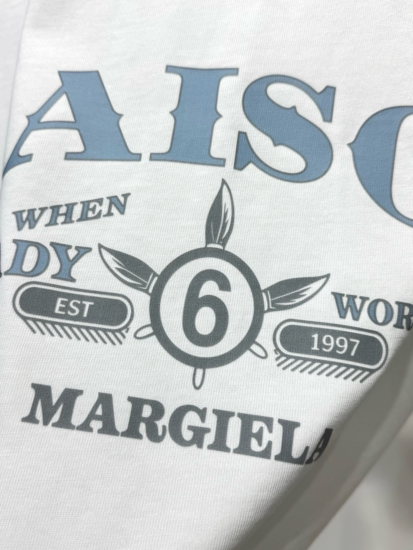 Футболка Maison Margiela MM6 белого цвета с принтом Maison 6