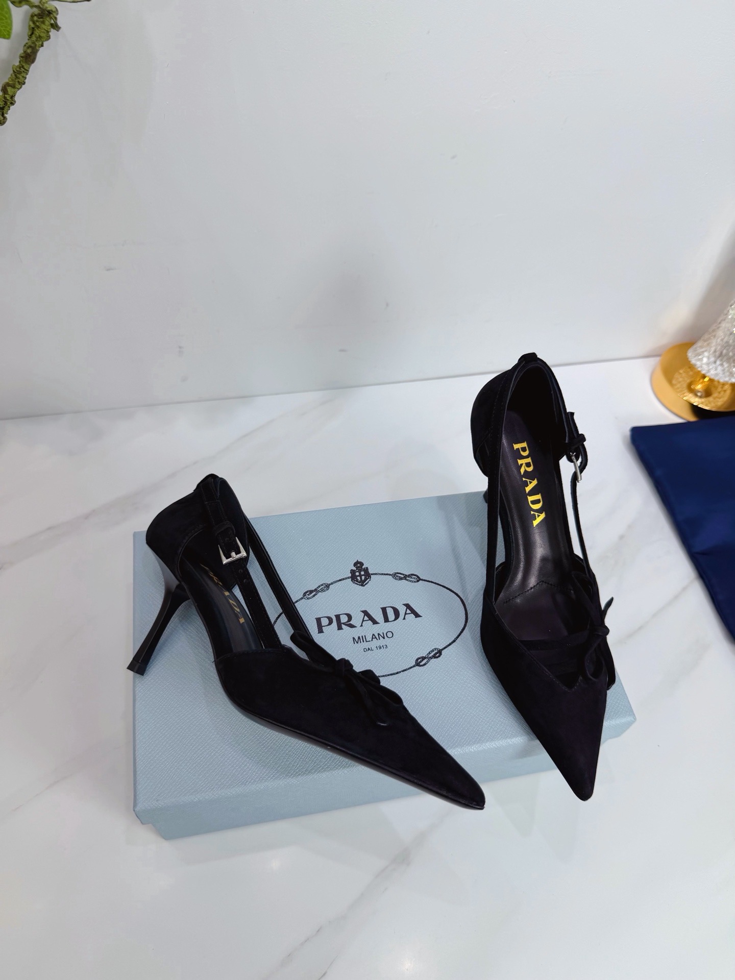 Туфли женские Prada из натуральной замши чёрного цвета