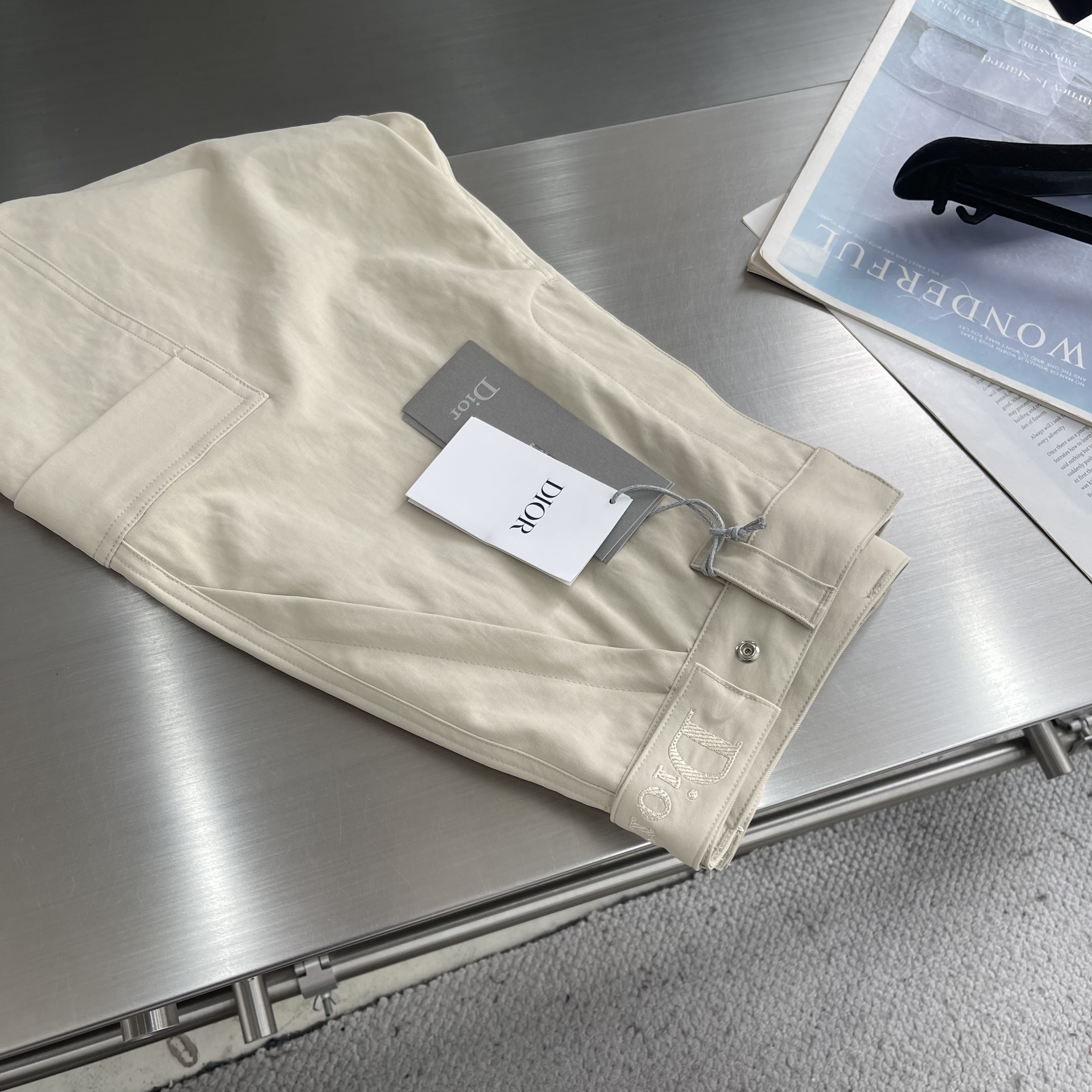 Шорты мужские в стиле Dior бежевого цвета карго с накладными карманами