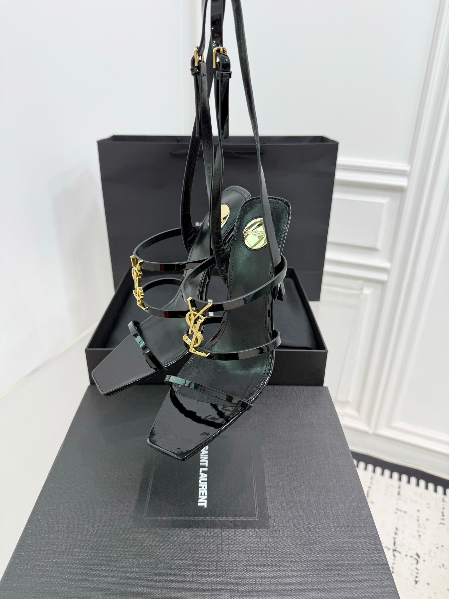 Босоножки женские в стиле Saint Laurent из лаковой натуральной кожи черного цвета