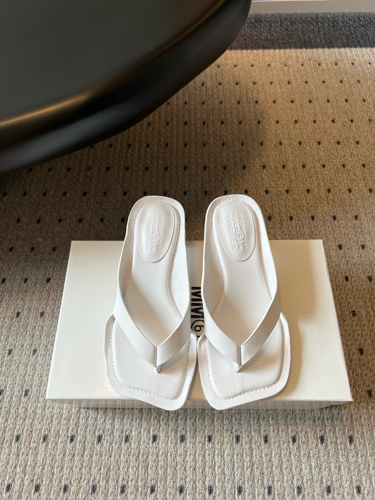Мюли женские Maison Margiela белого цвета