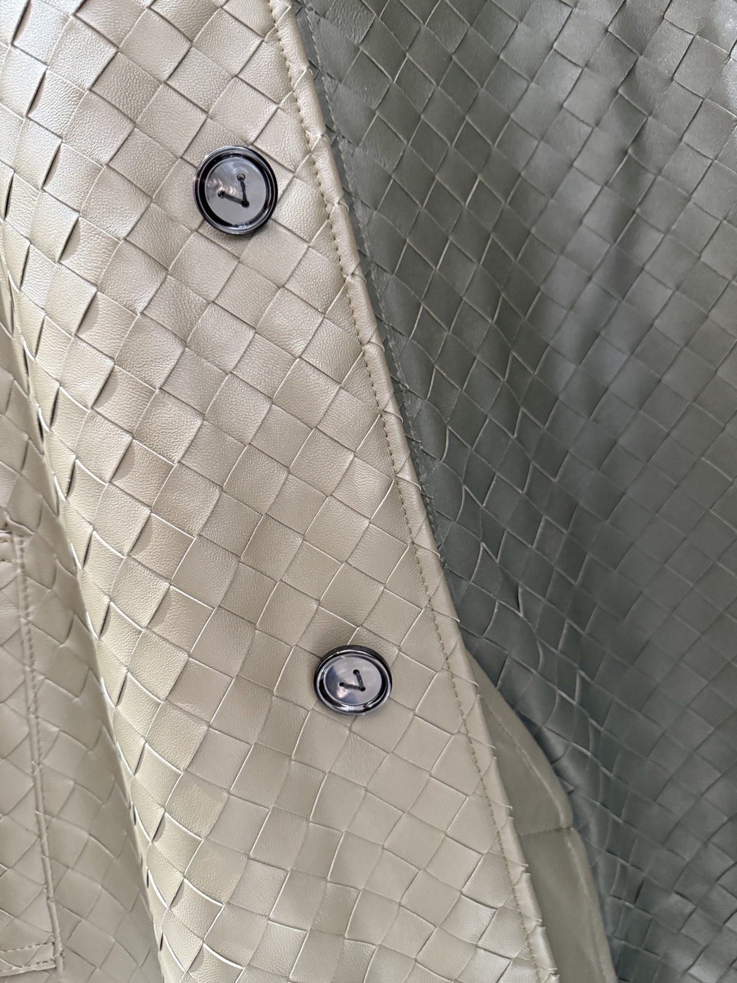 Пальто мужское в стиле Bottega Veneta оливково-бежевого цвета с плетением Intrecciato