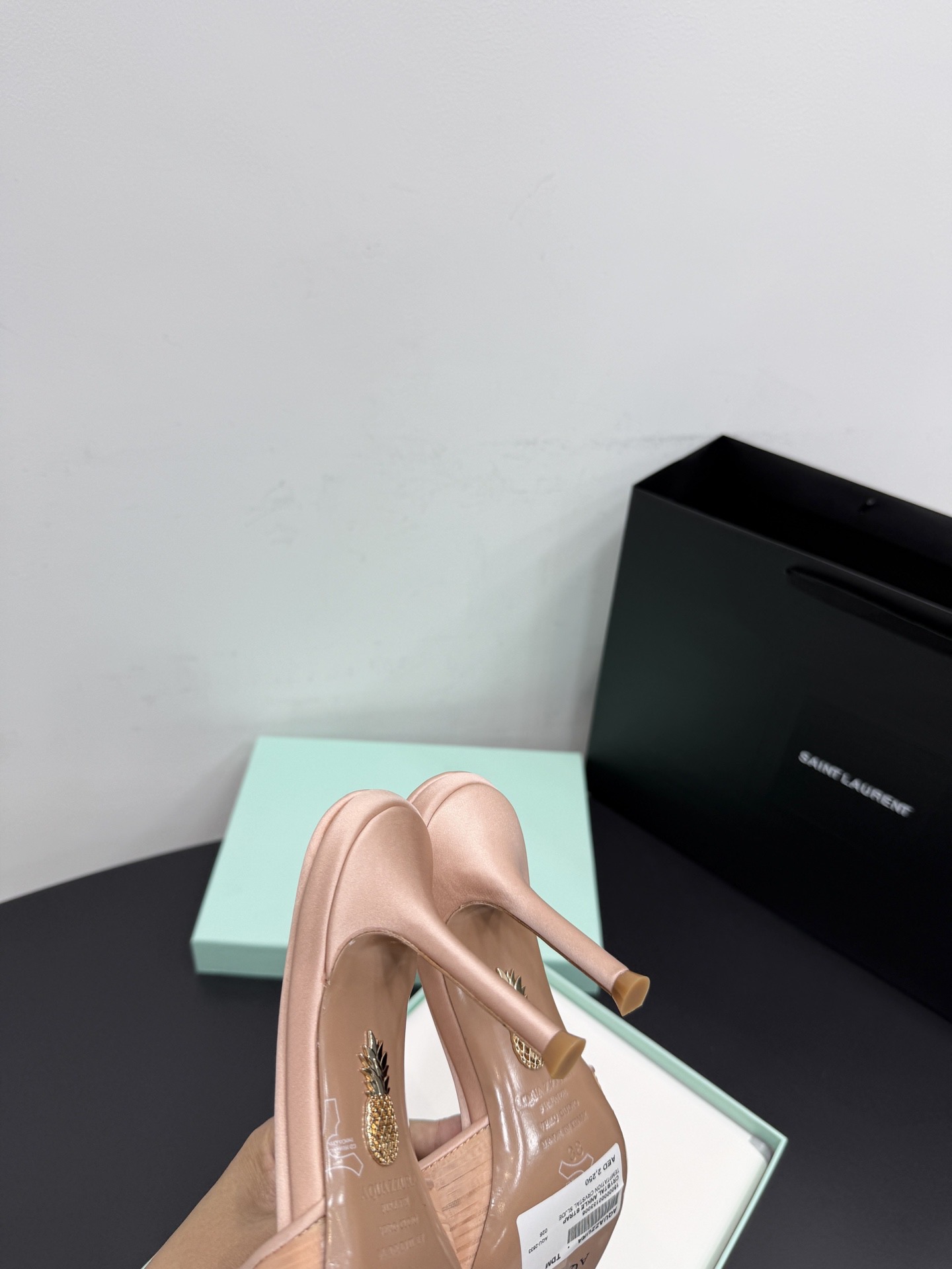 Мюли женские Aquazzura из натурального шёлка бежево-розового цвета