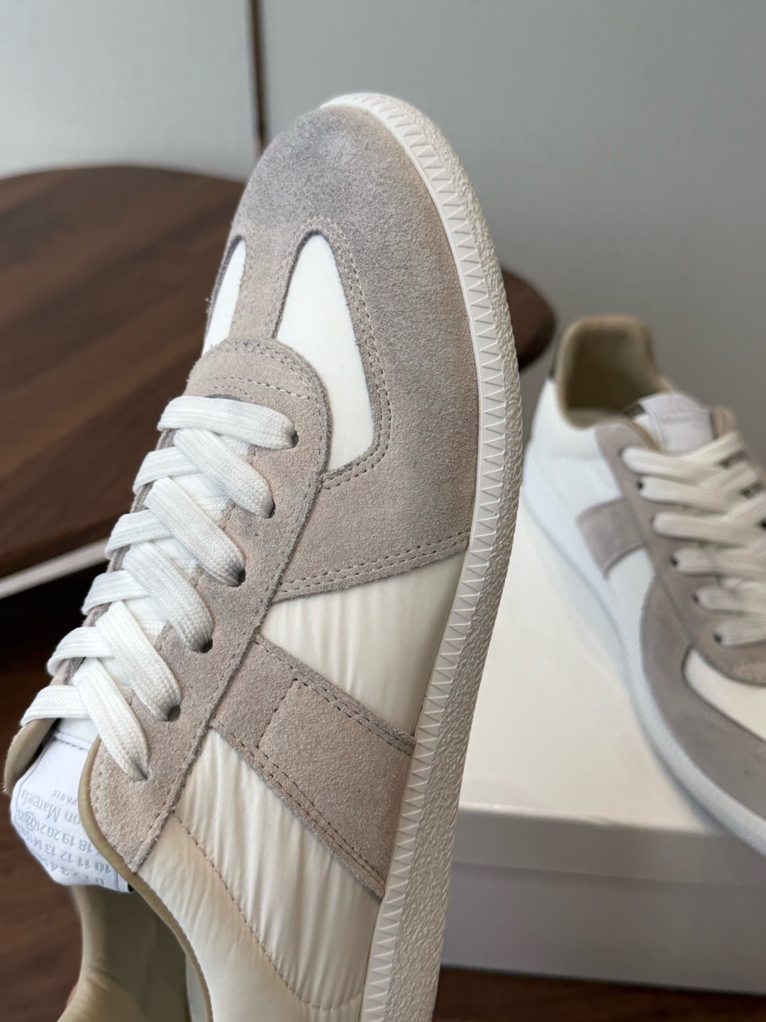 Кроссовки Maison Margiela Replica бело-бежевого цвета