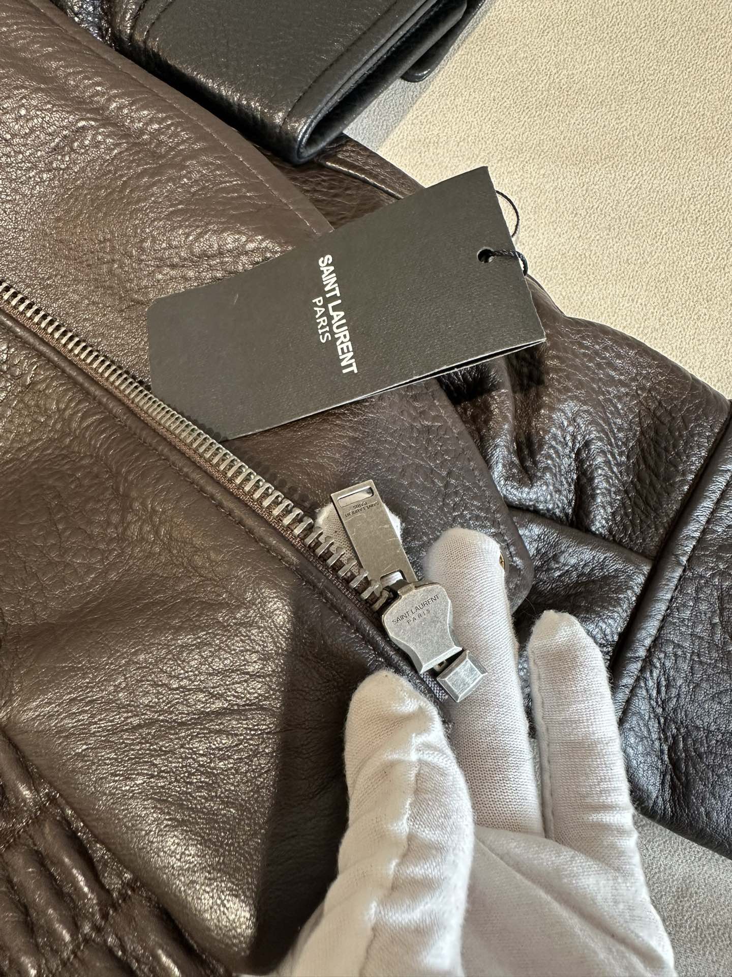 Куртки женские в стиле Saint Laurent из натуральной кожи коричневого и чёрного цвета укороченная с эластичным поясом