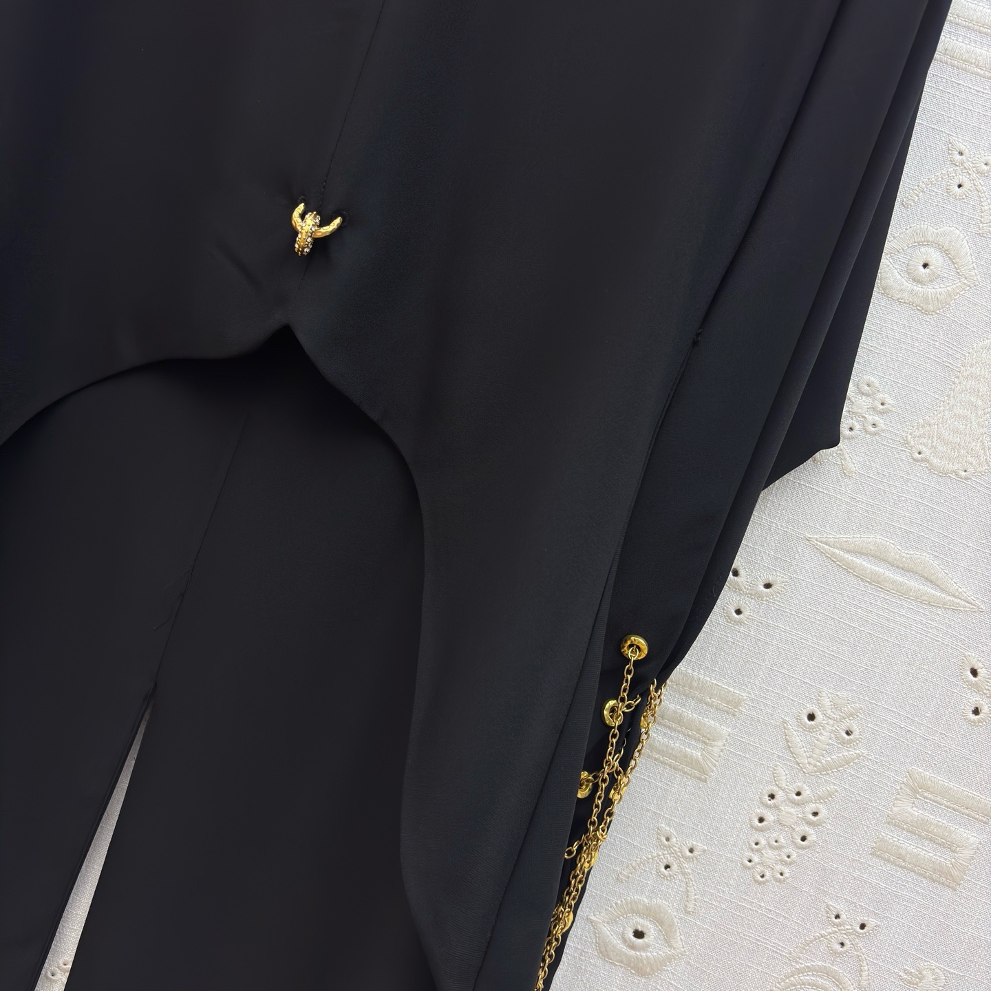 Топ женский Schiaparelli чёрного цвета с асимметричным кроем, V-образным вырезом и золотистой отделкой на рукавах