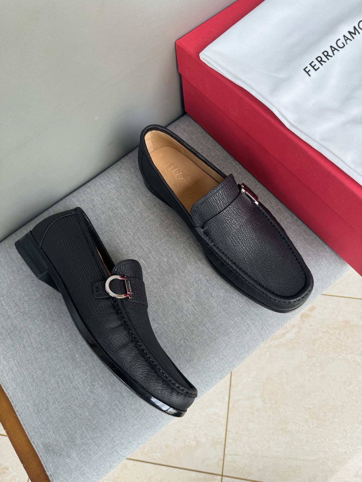 Лоферы мужские в стиле Ferragamo Gancini из натуральной кожи черного цвета