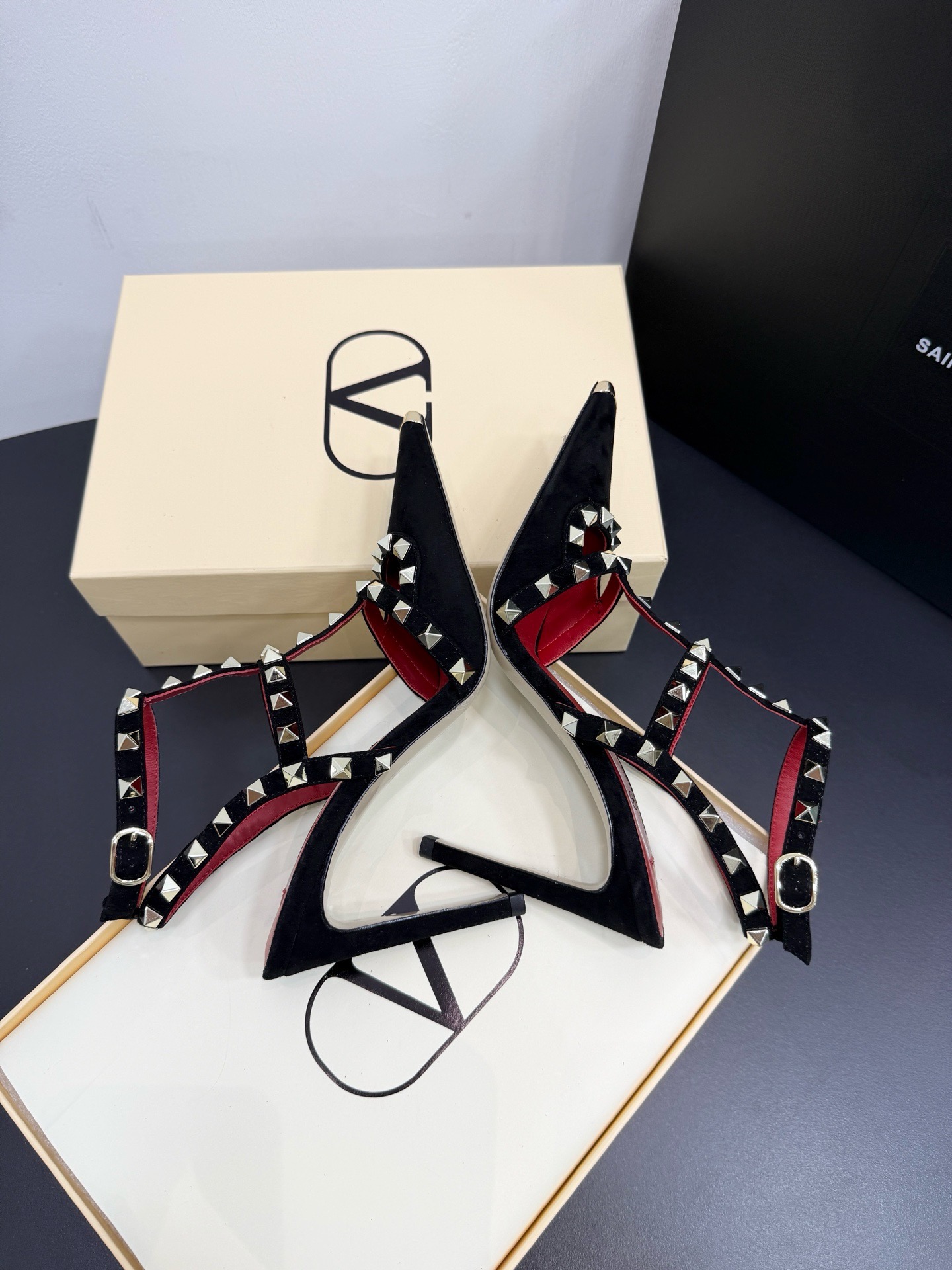 Босоножки женские в стиле Valentino Garavani Rockstud черного цвета
