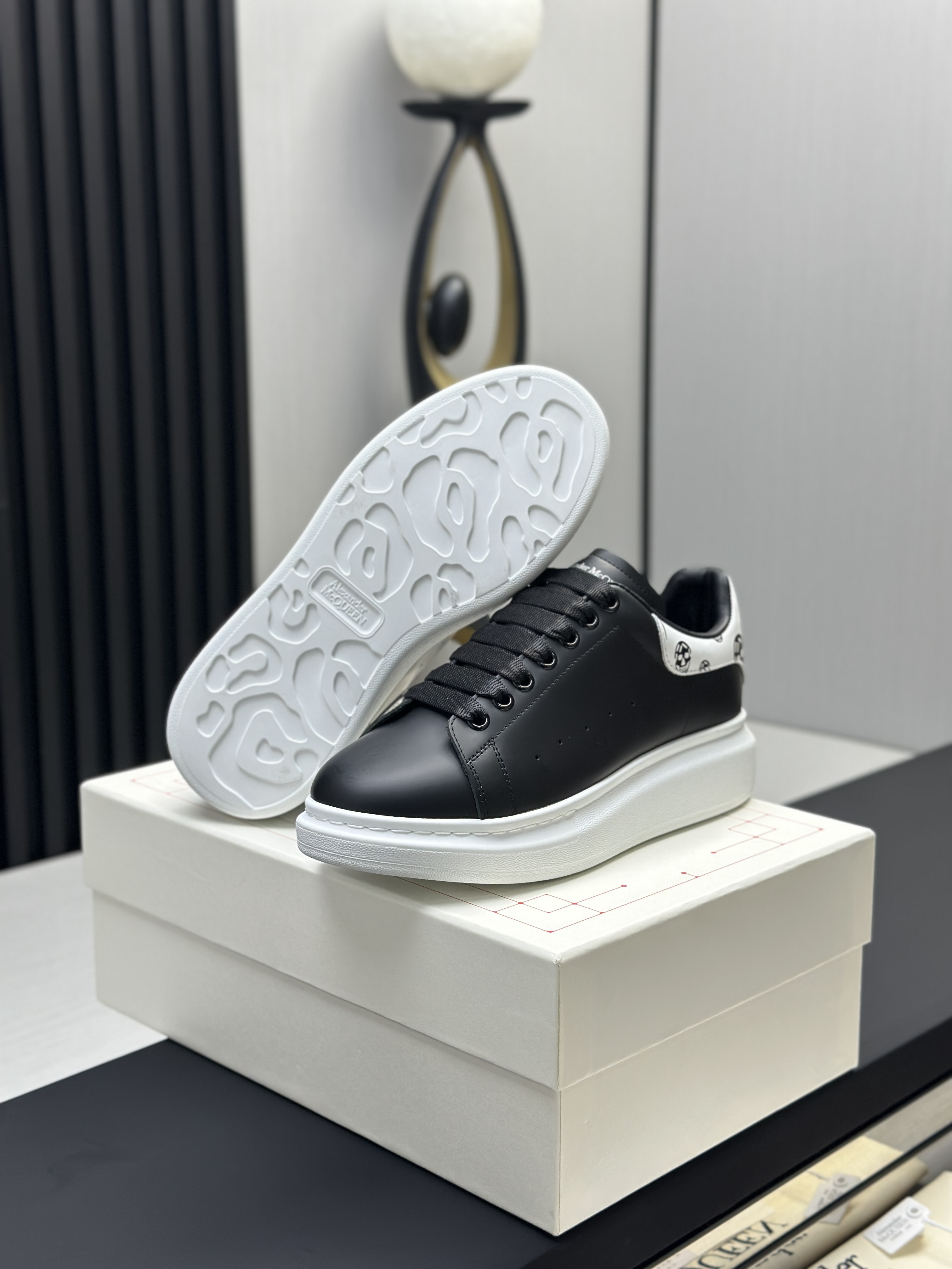 Кроссовки в стиле Alexander McQueen Oversized Sneaker чёрного цвета с контрастной пяткой