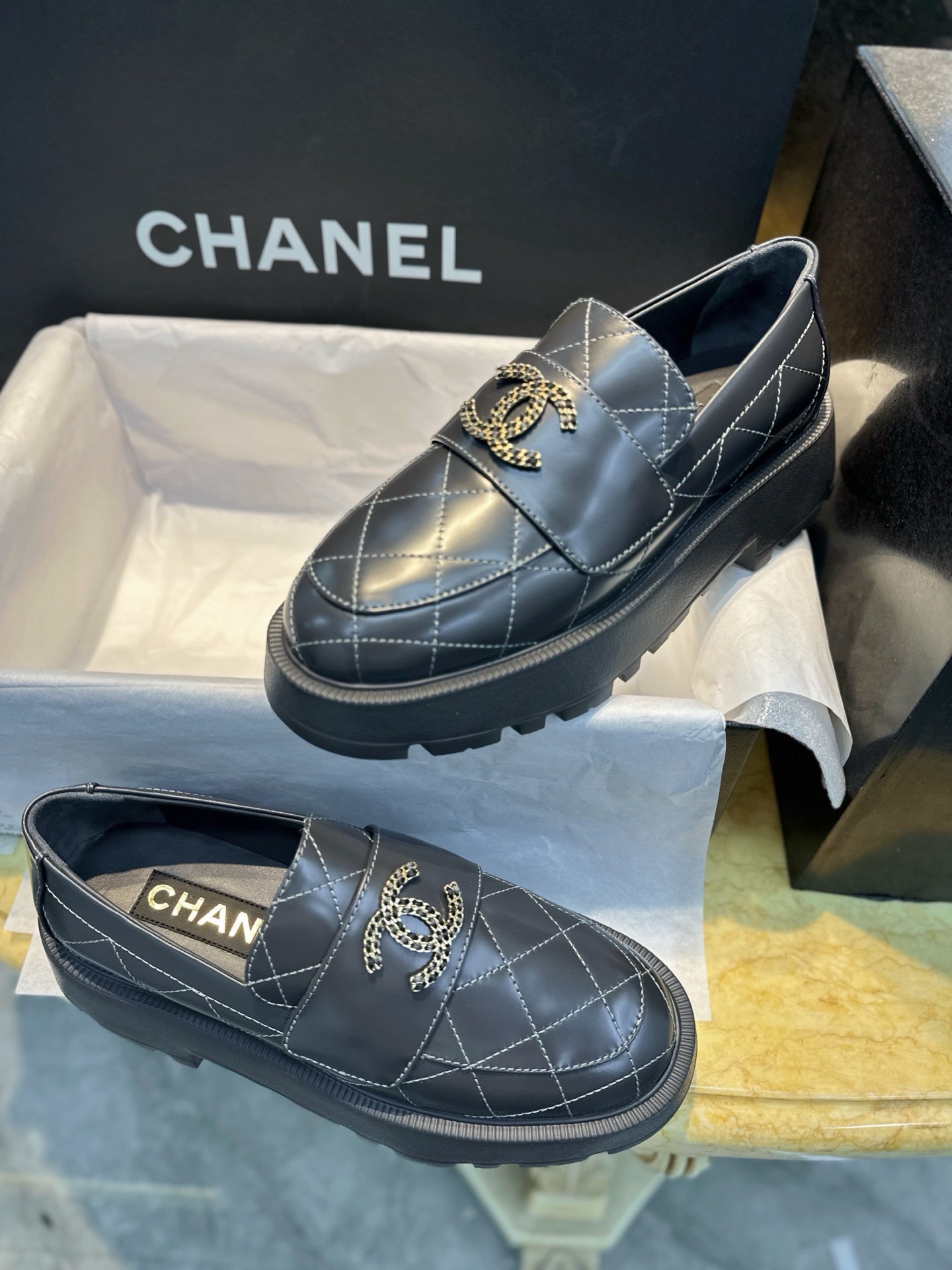 Лоферы женские в стиле Chanel 24B из натуральной кожи серого цвета