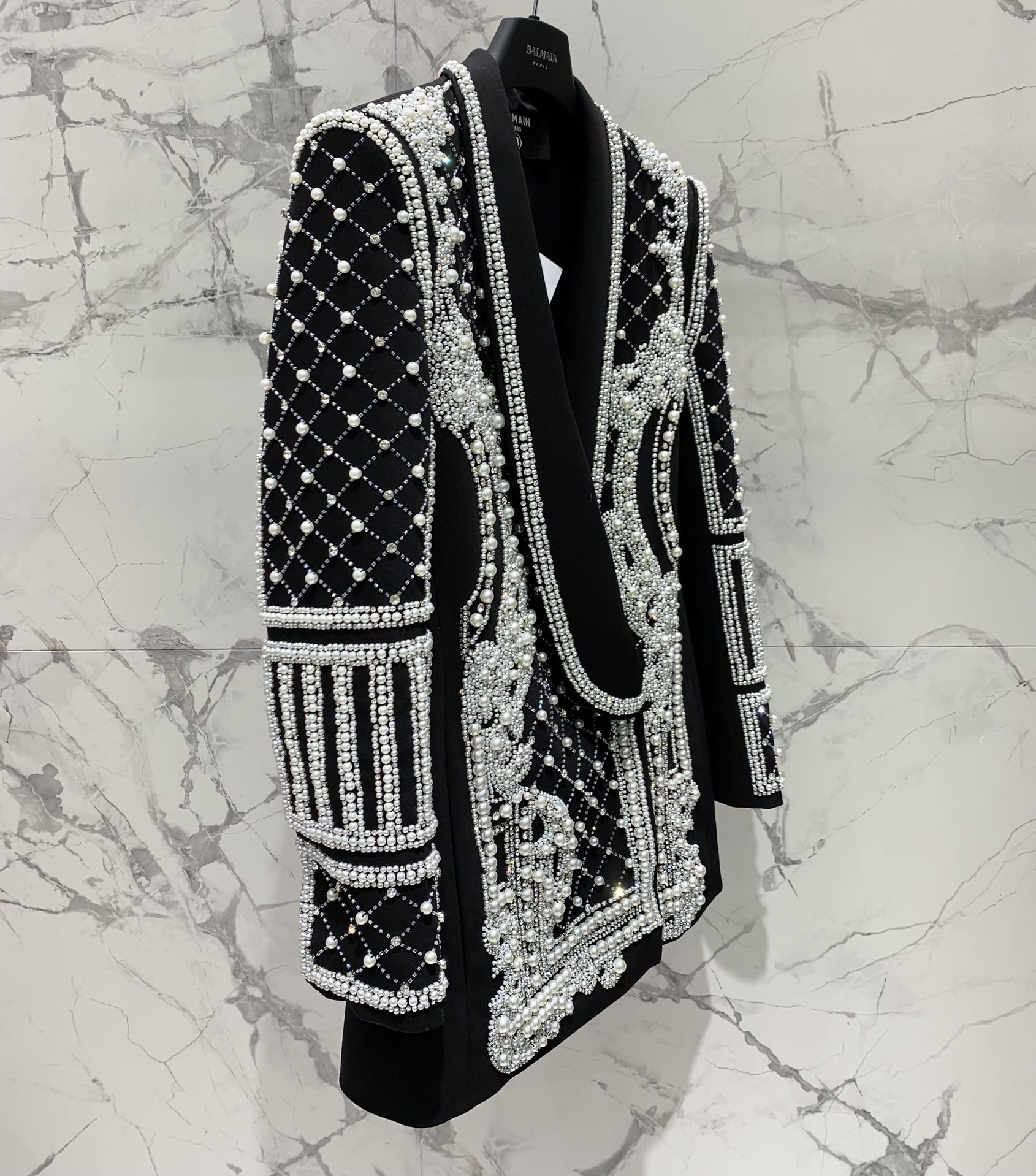 Жакет женский в стиле Balmain из плотной костюмной ткани чёрного цвета с ручной жемчужной вышивкой