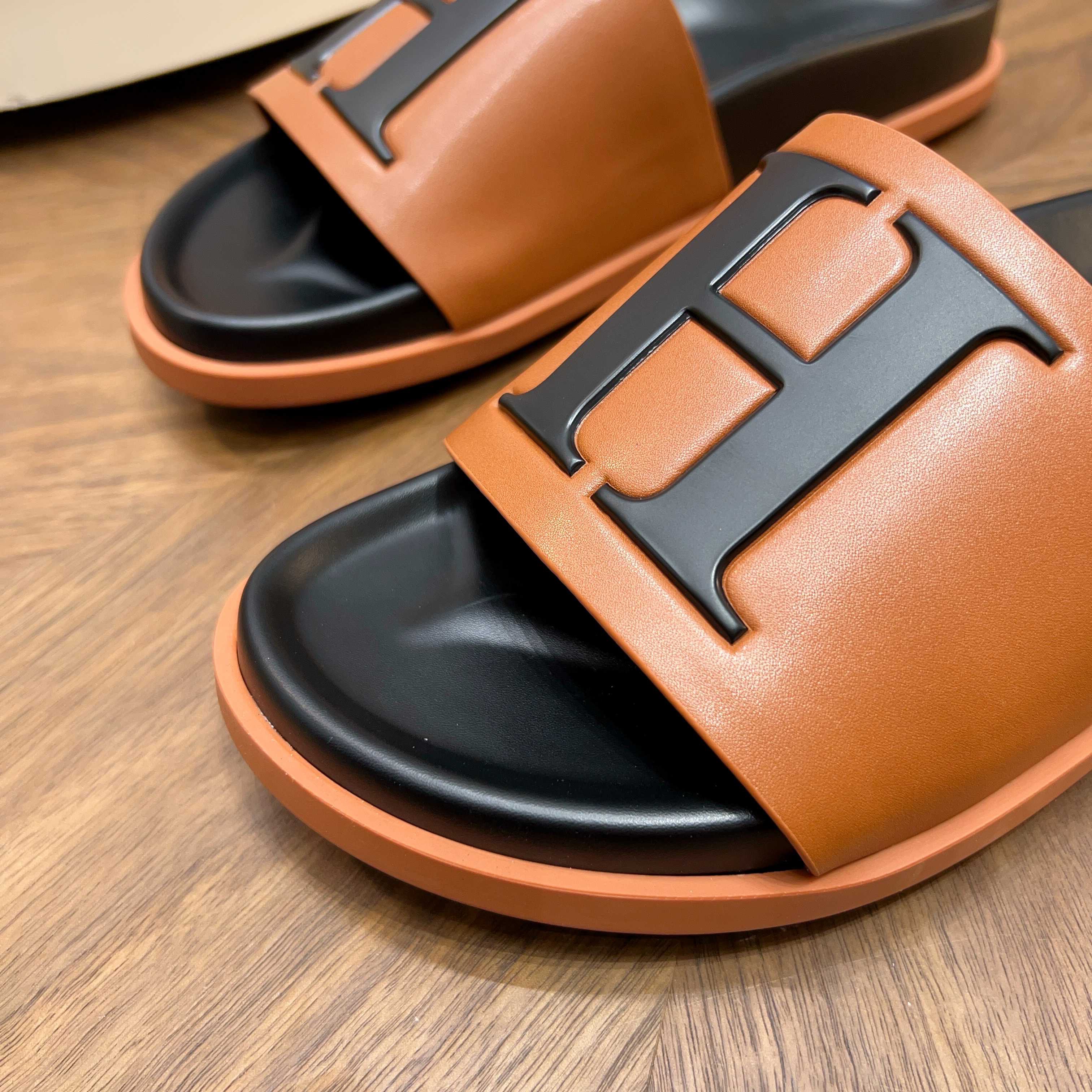 Шлёпанцы мужские в стиле Hermès Oran коричневого цвета