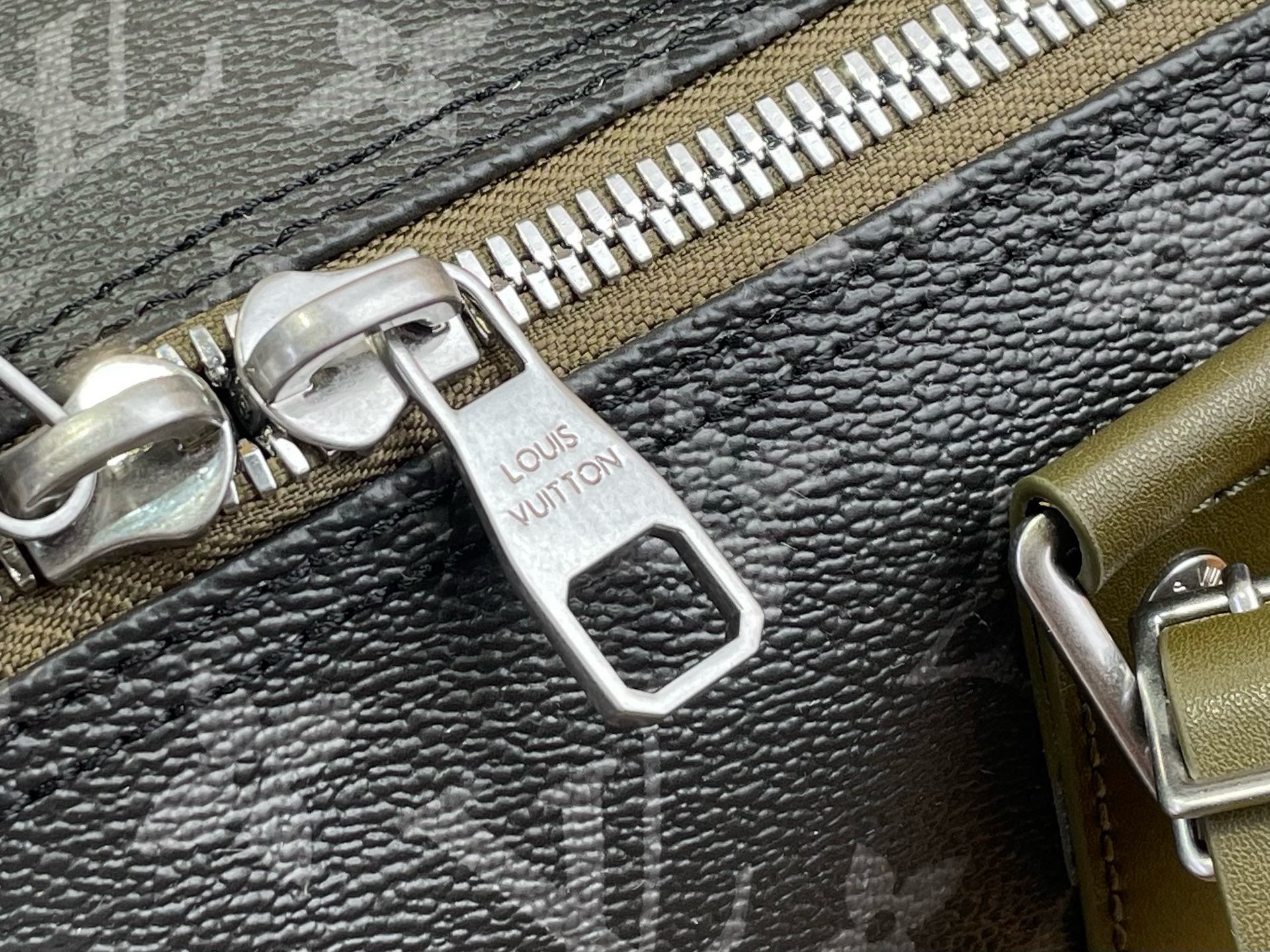 Сумка дорожная мужская Louis Vuitton Keepall Bandoulière 35 чёрно-зелёного цвета