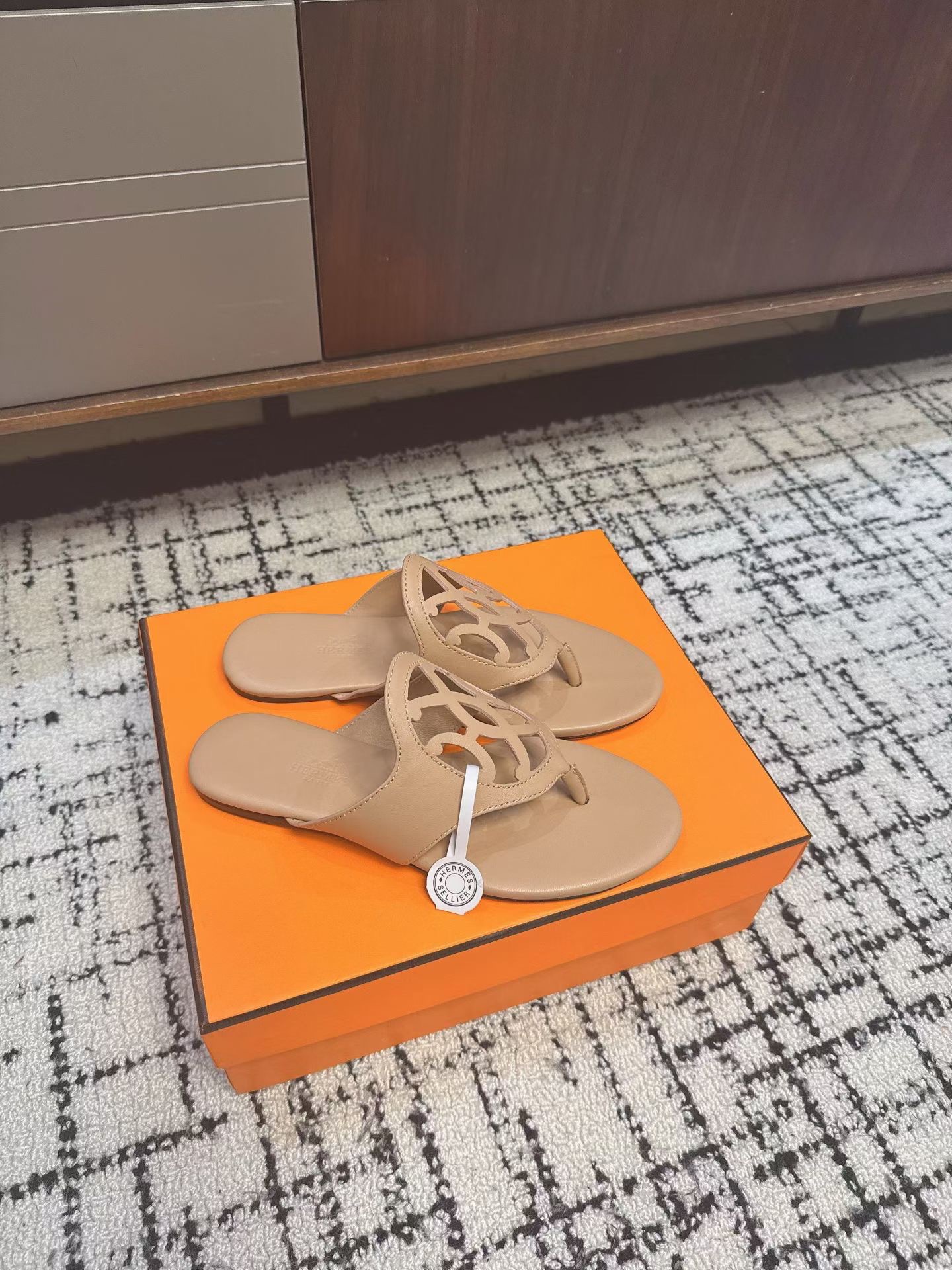 Сандалии женские в стиле Hermès Oran бежевого цвета