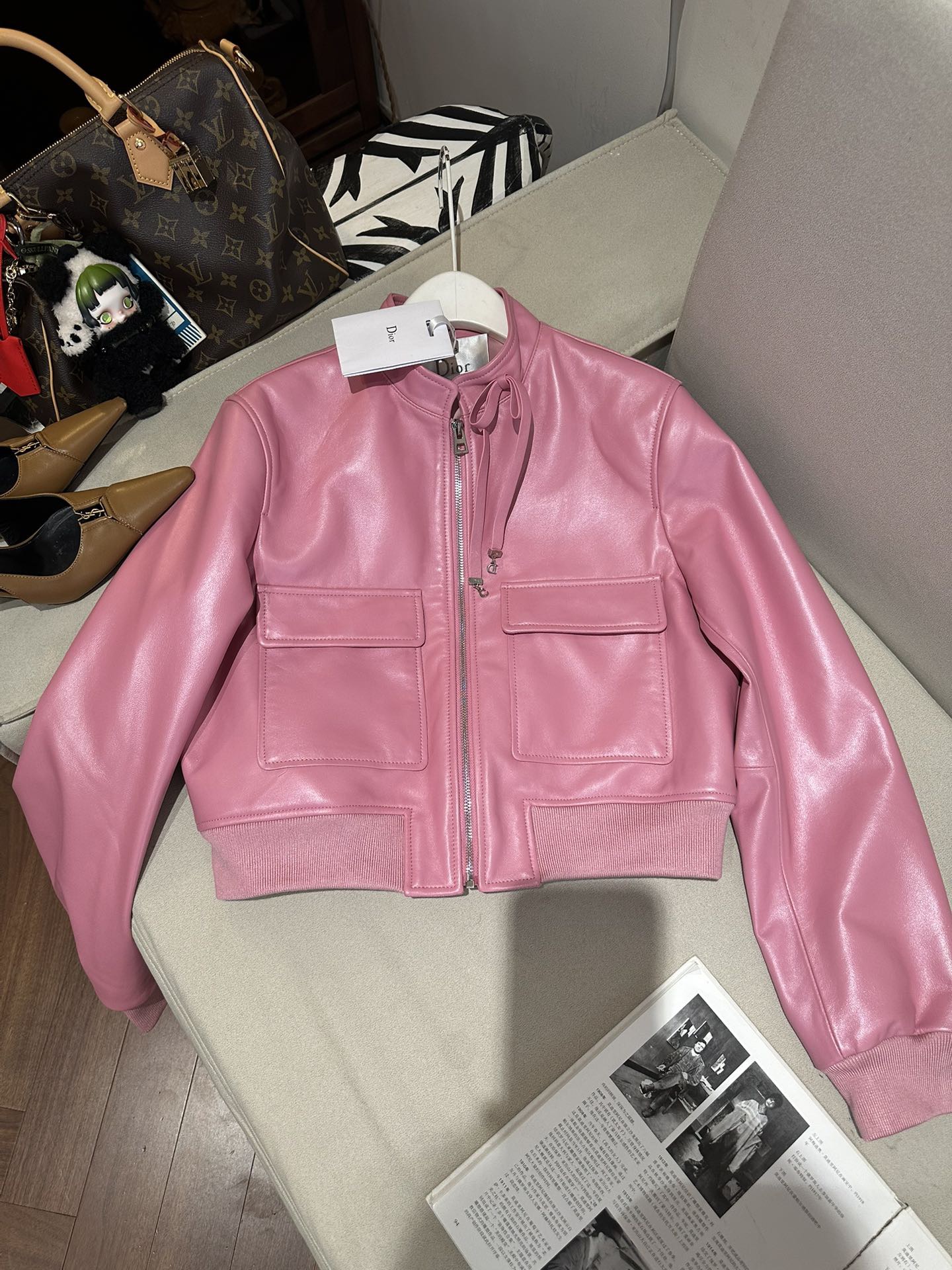 Куртка женская в стиле Dior из натуральной кожи розового цвета укороченная с воротником-стойкой