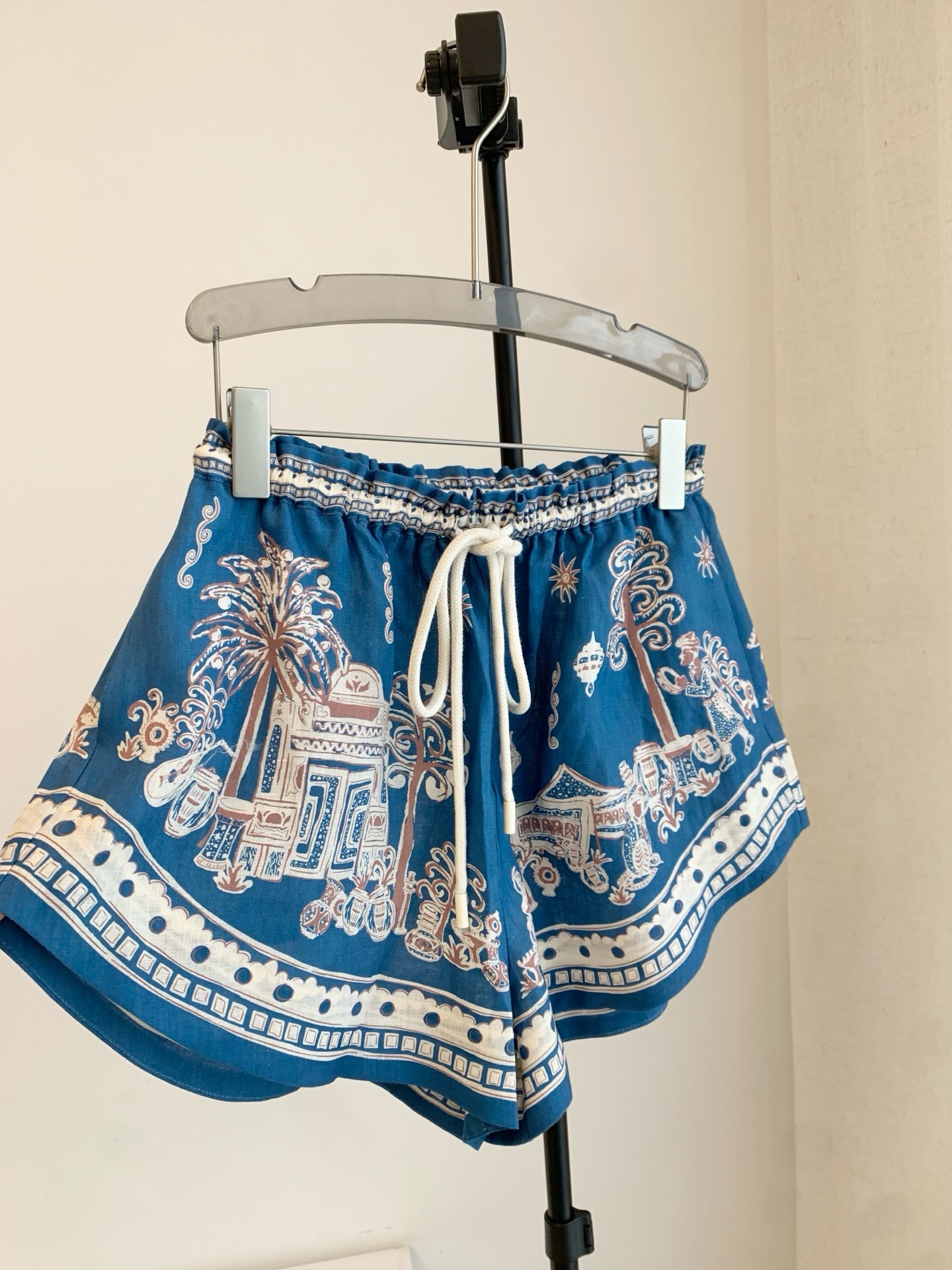 Костюм женский Alemais синего цвета с рубашкой и шортами