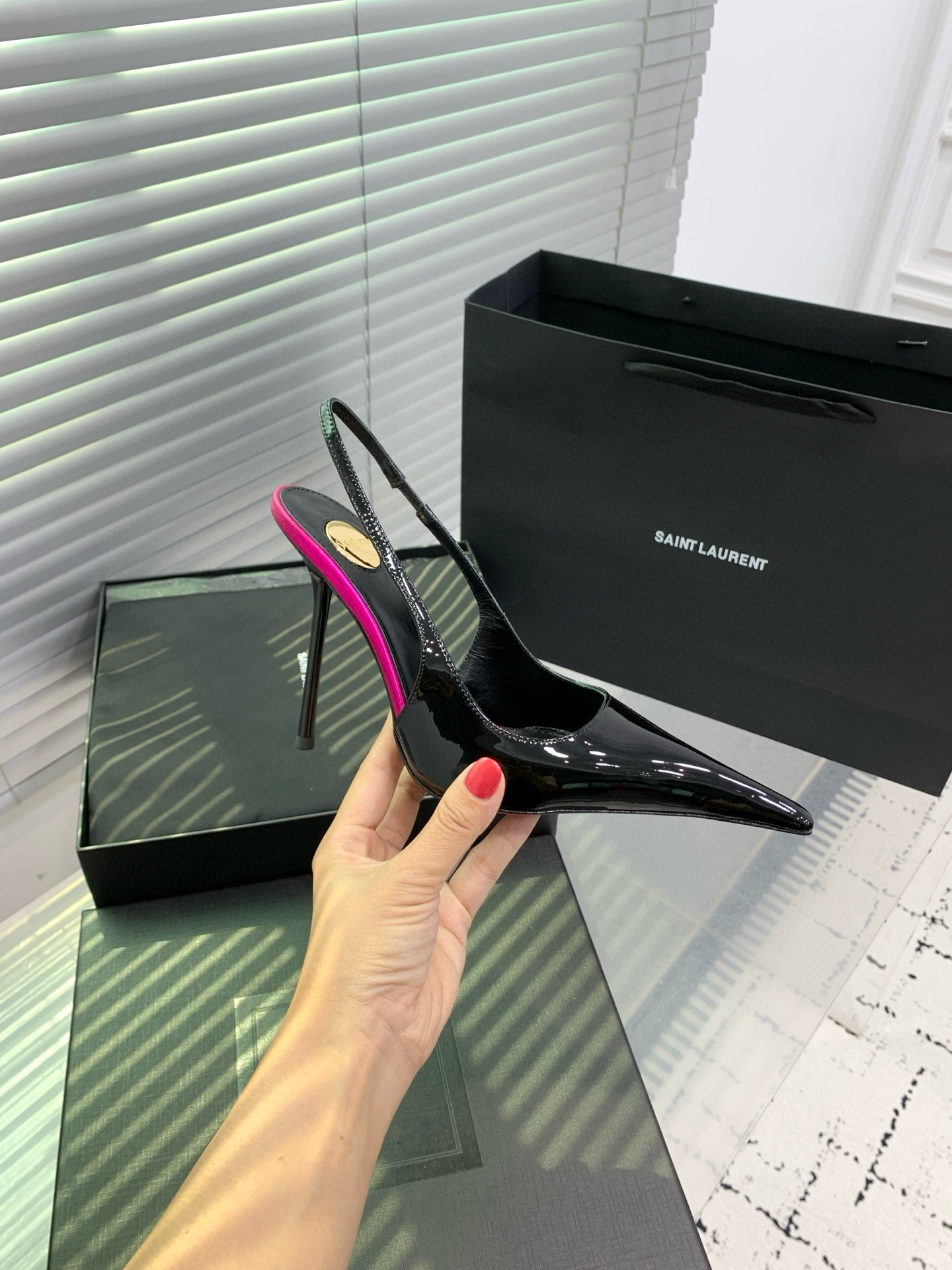 Туфли женские Saint Laurent slingback чёрного цвета с розовыми акцентами