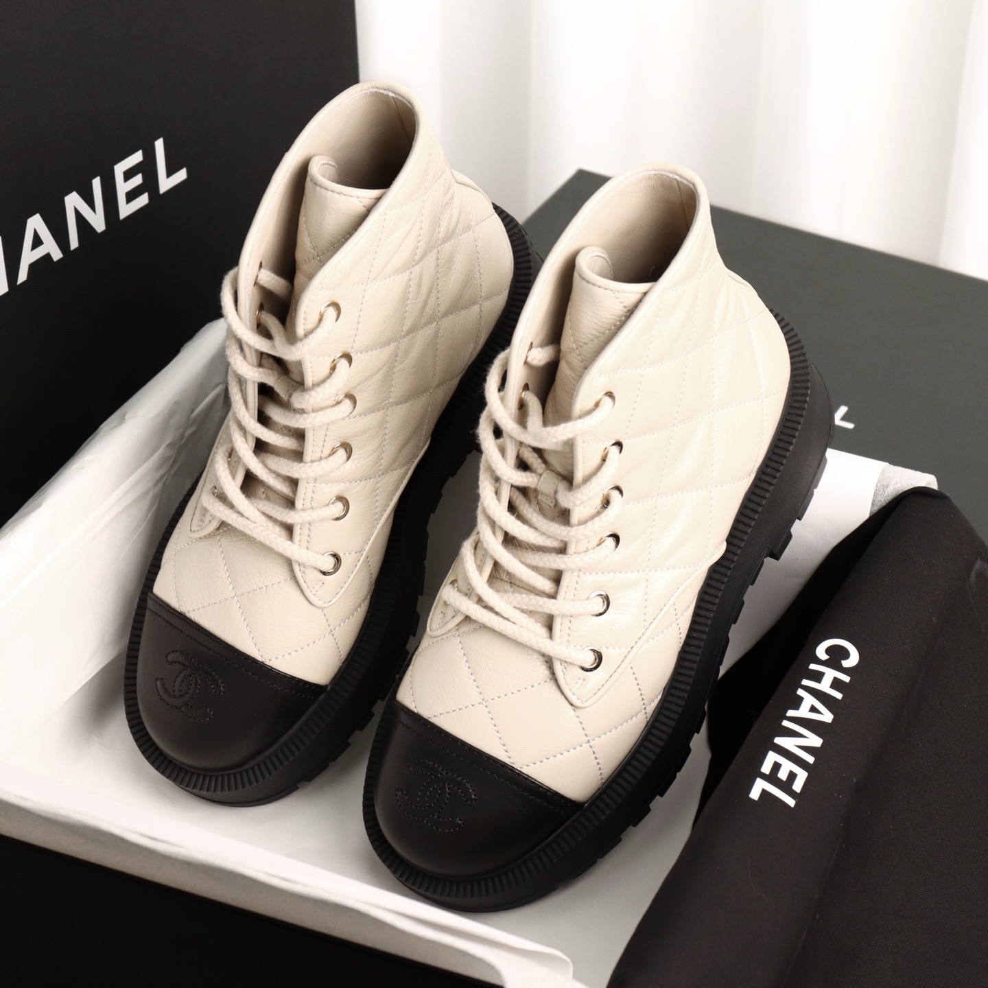 Ботинки женские Chanel молочно-чёрного цвета