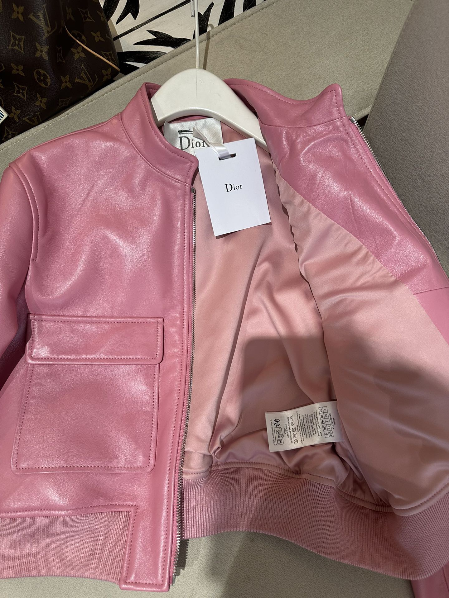 Куртка женская в стиле Dior из натуральной кожи розового цвета укороченная с воротником-стойкой