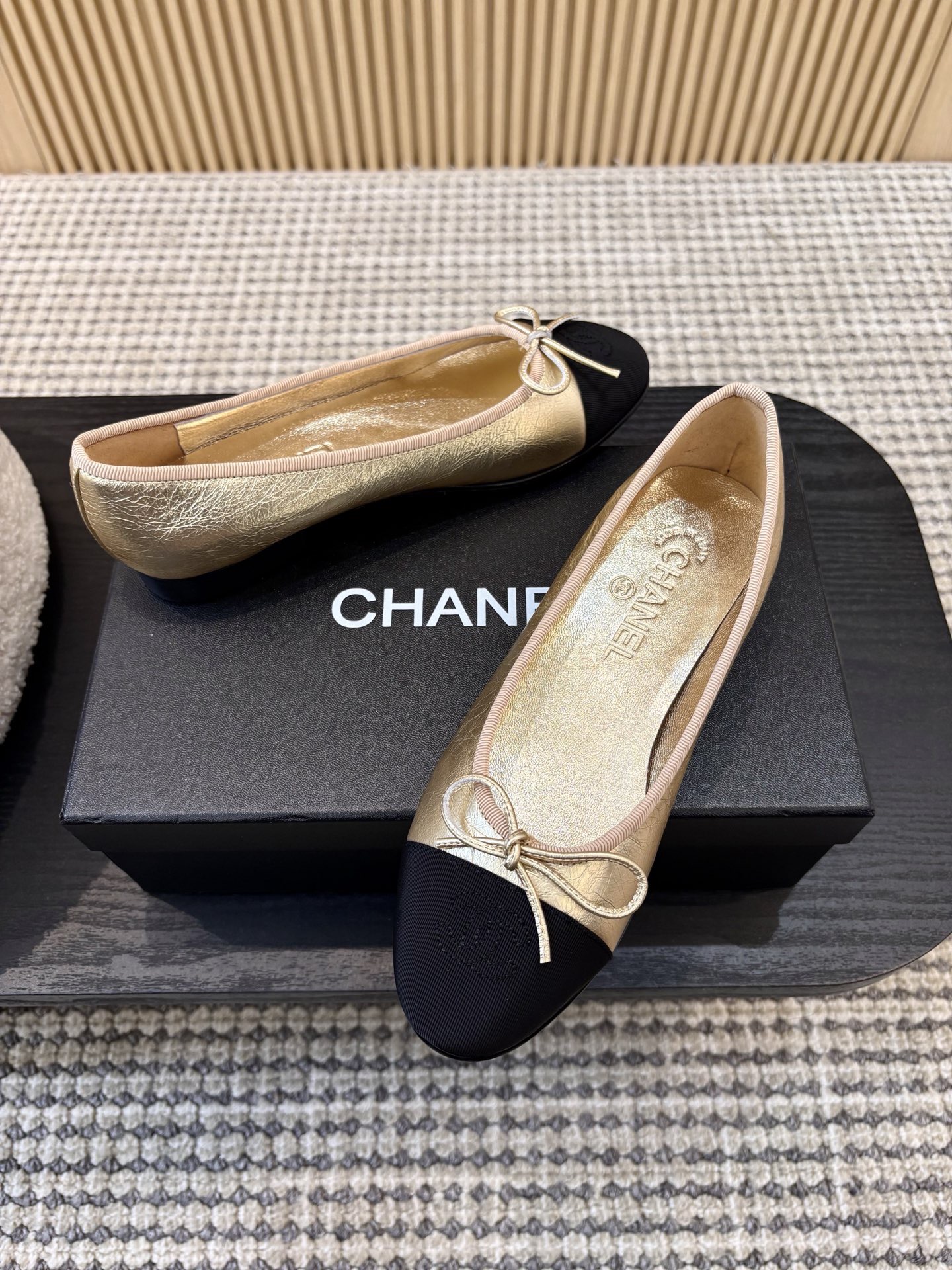 Балетки женские Chanel золотистого цвета с контрастным мысом
