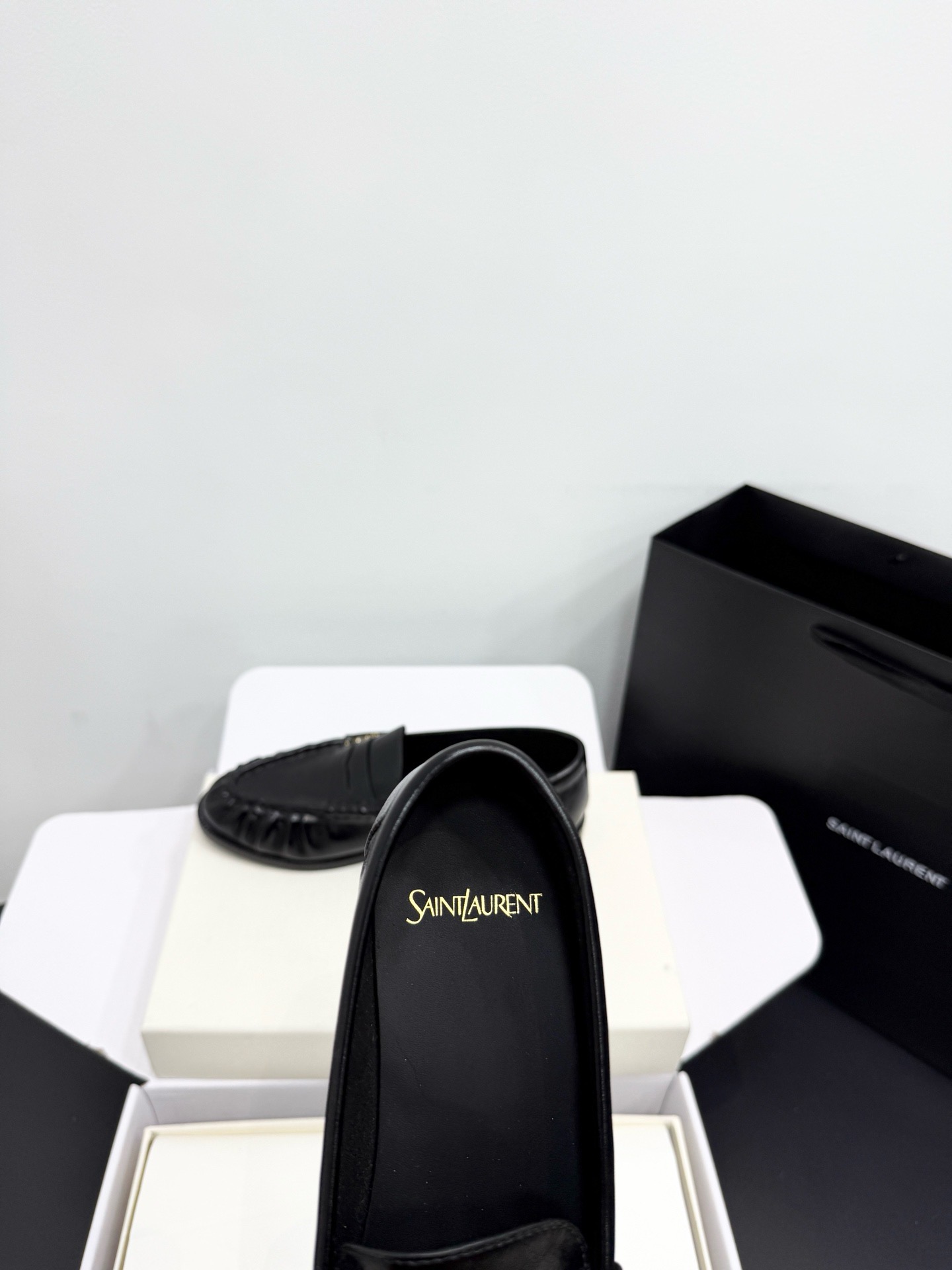 Лоферы женские в стиле Saint Laurent Le Loafer черного цвета
