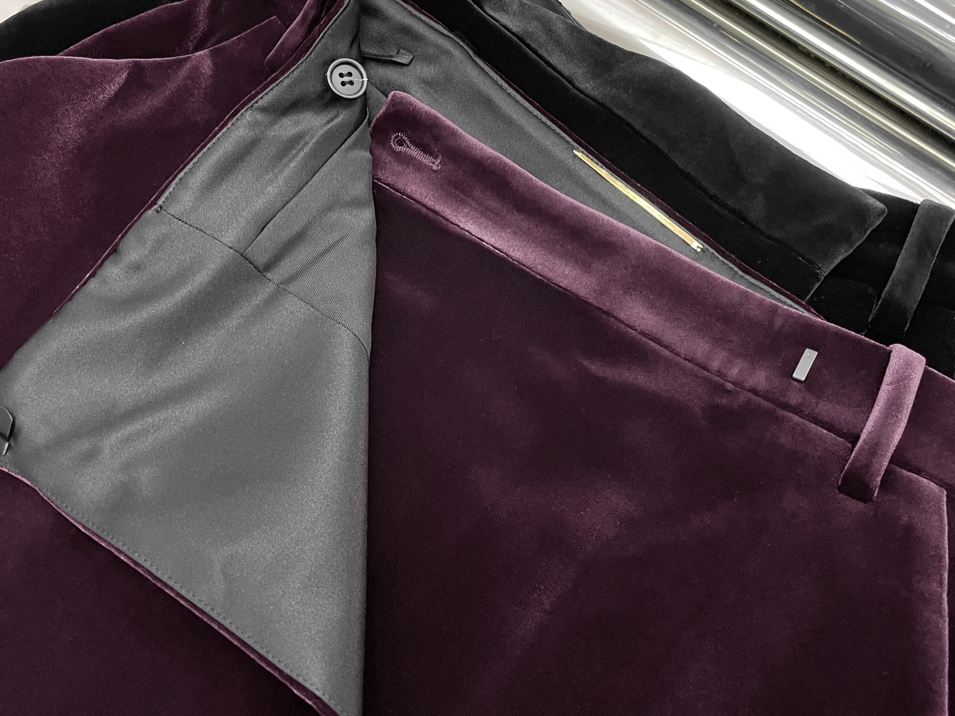 Юбка женская в стиле Yves Saint Laurent из бархата чёрного и бордового цвета с прямым силуэтом