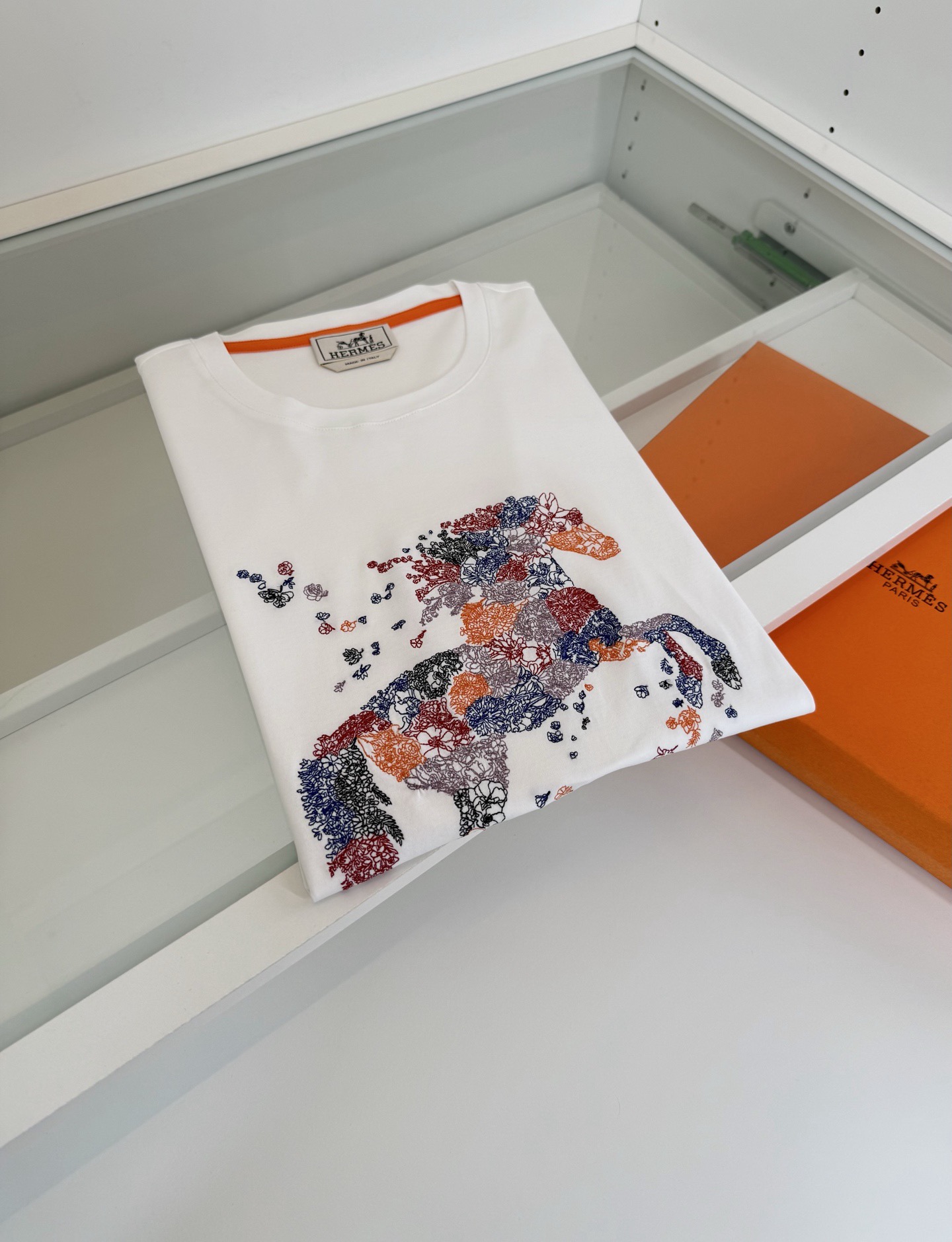  Футболка мужская в стиле Hermes белого цвета с вышивкой 