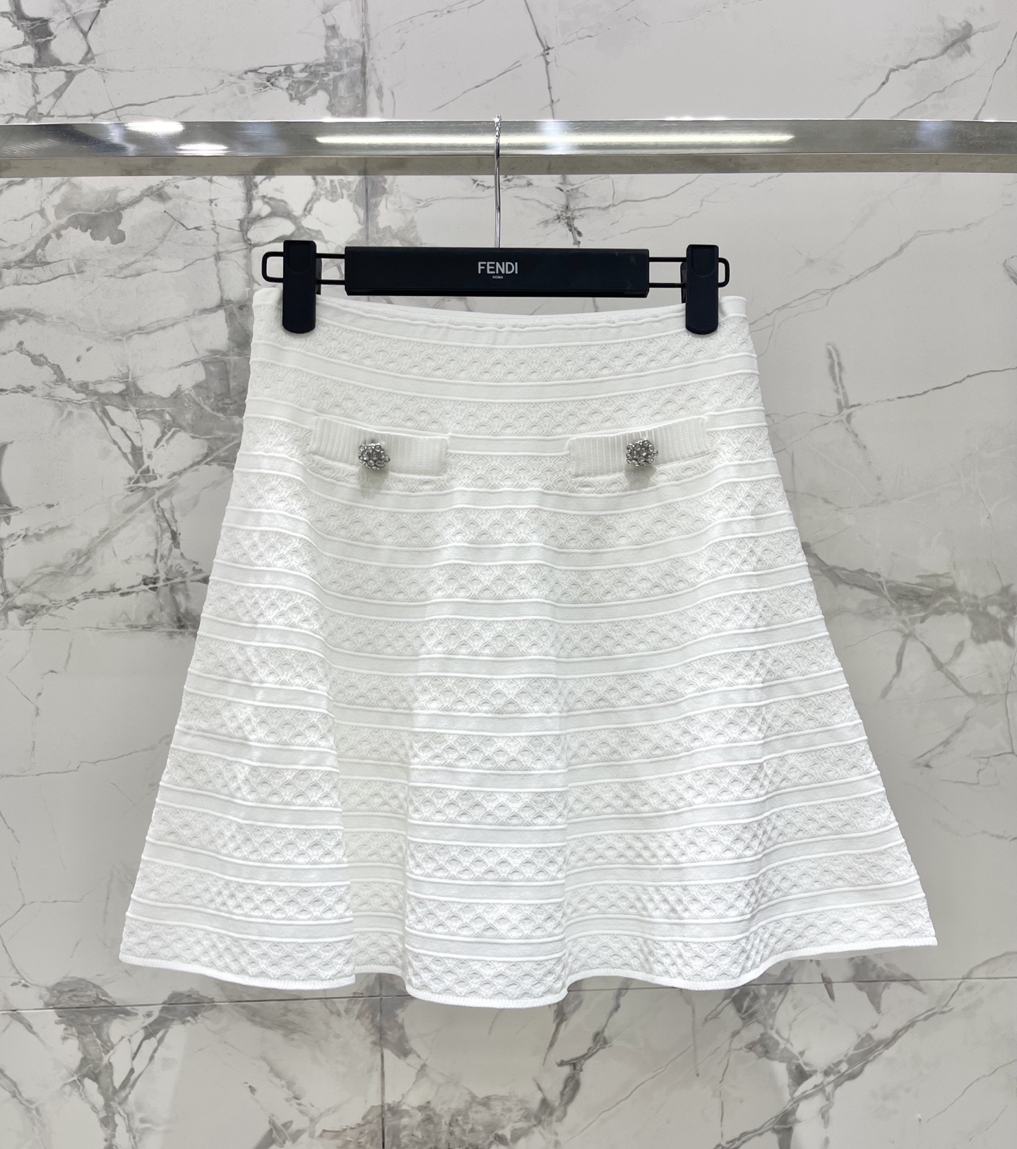 Костюм женский в стиле Self-Portrait вязаный белого цвета: топ и юбка с декором