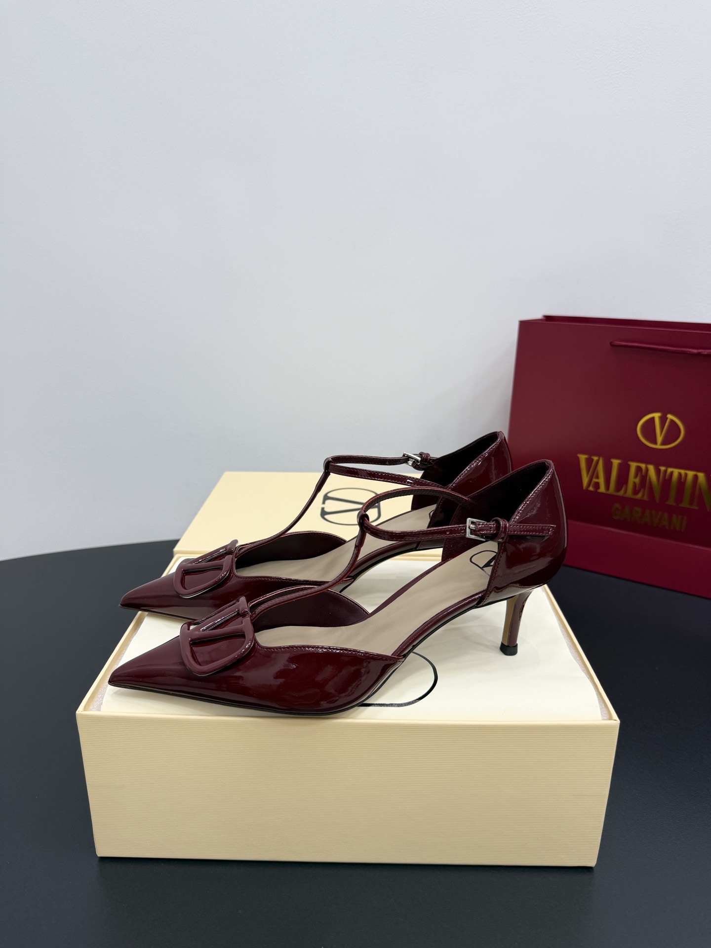 Туфли женские в стиле Valentino VLogo из лаковой натуральной кожи бордового цвета