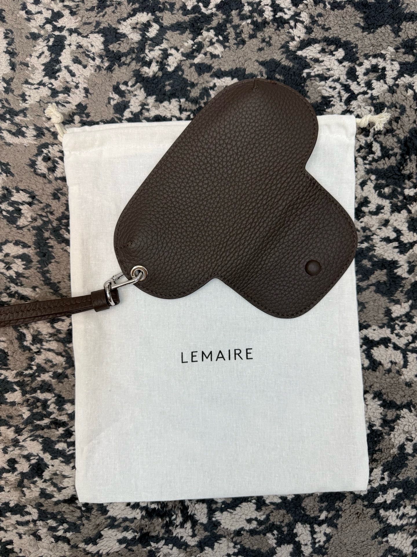 Чехол для очков Lemaire из натуральной кожи с ремешком