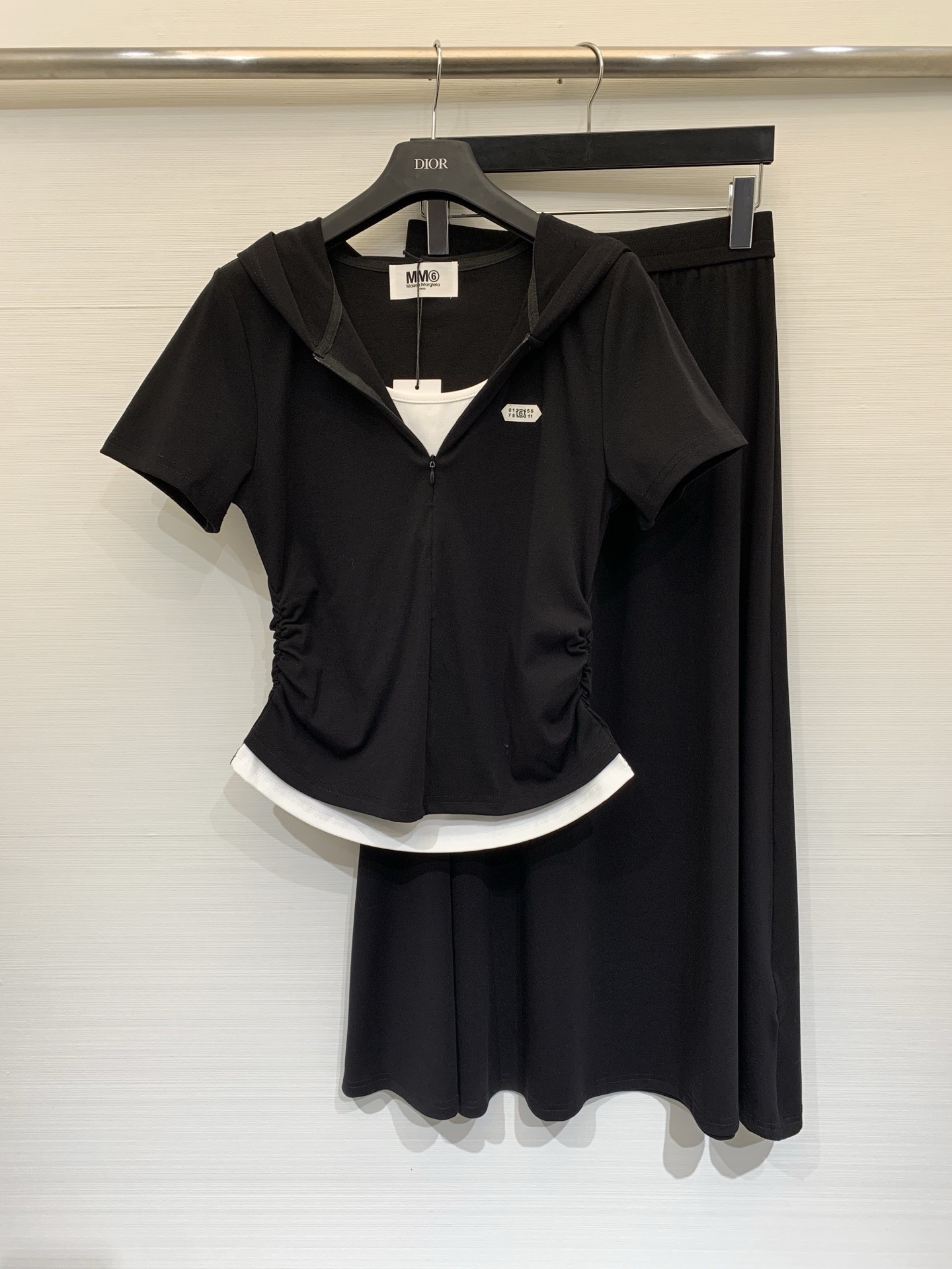 Костюм женский в стиле MM6 Maison Margiela чёрного цвета с топом и юбкой