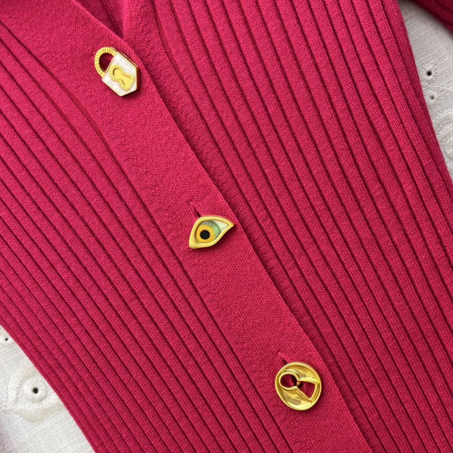 Платье женское Schiaparelli с асимметричными пуговицами малинового цвета