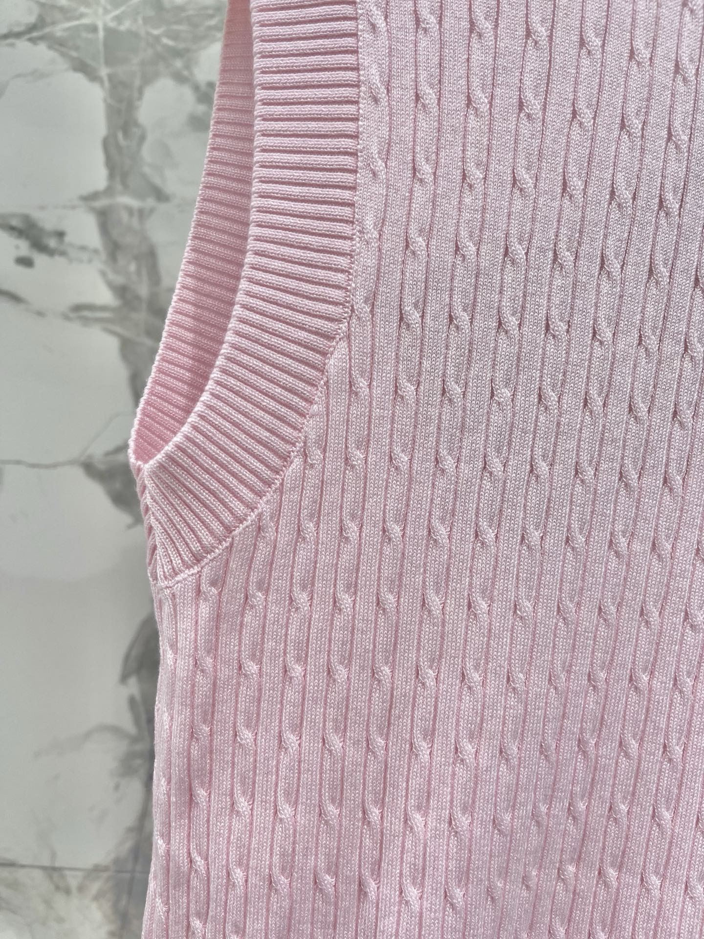 Топ женский в стиле Miu Miu вязаный с отложным воротником без рукавов розового цвета