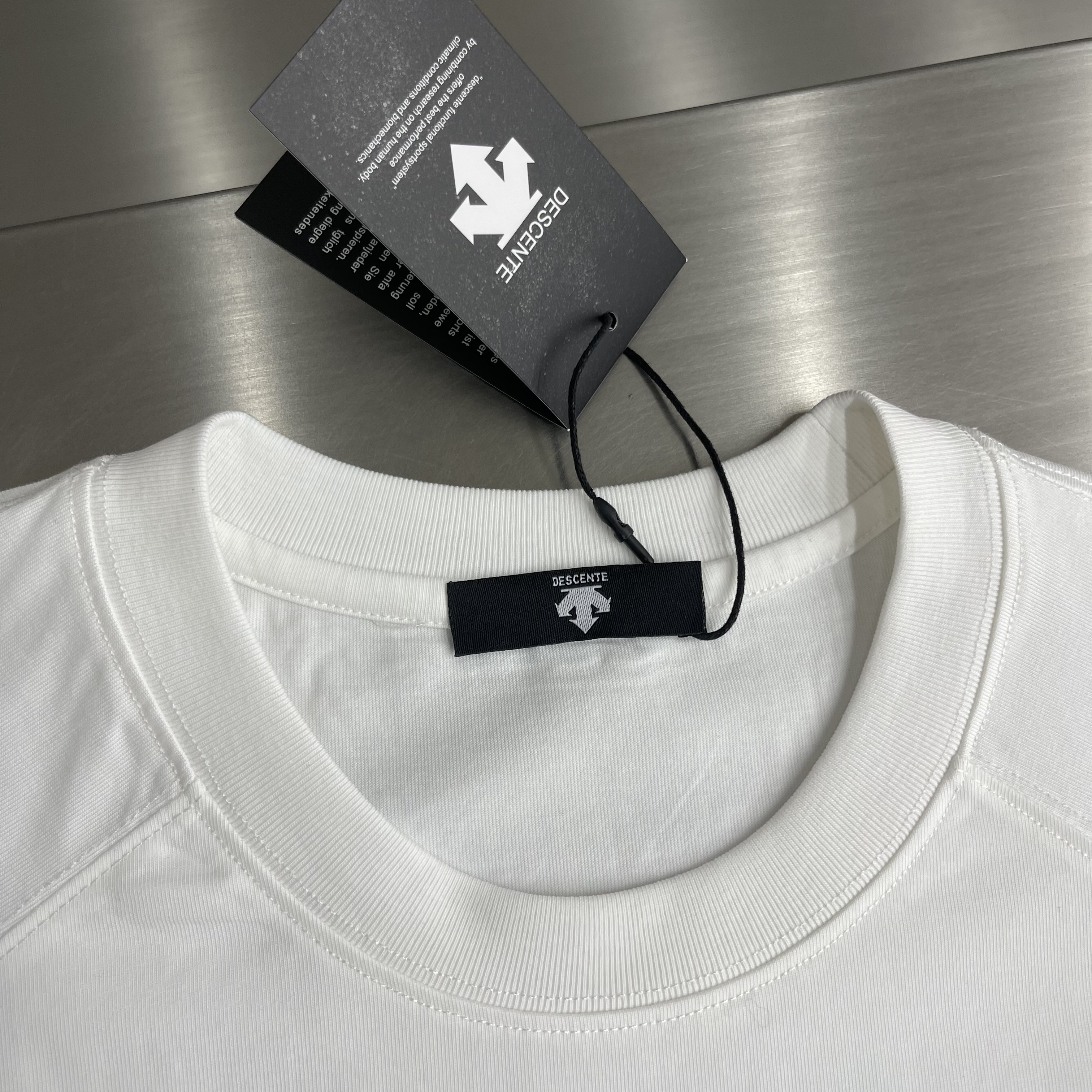 Футболка мужская в стиле Descente прямого кроя с логотипом