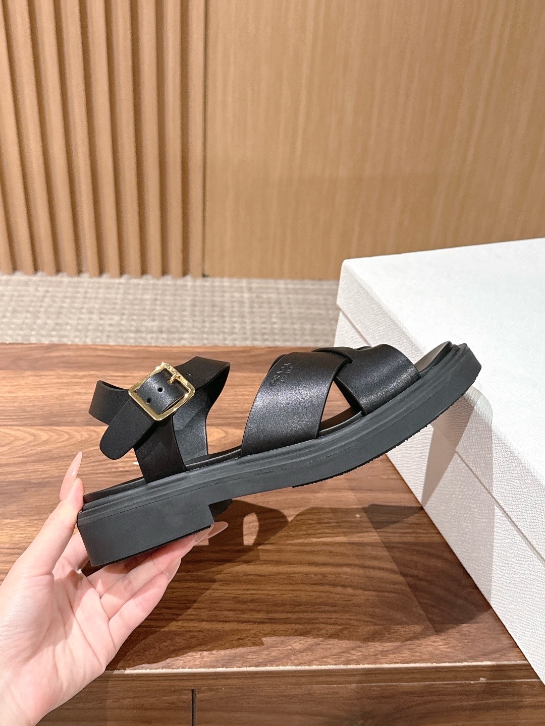 Сандалии женские Prada Roman черного цвета