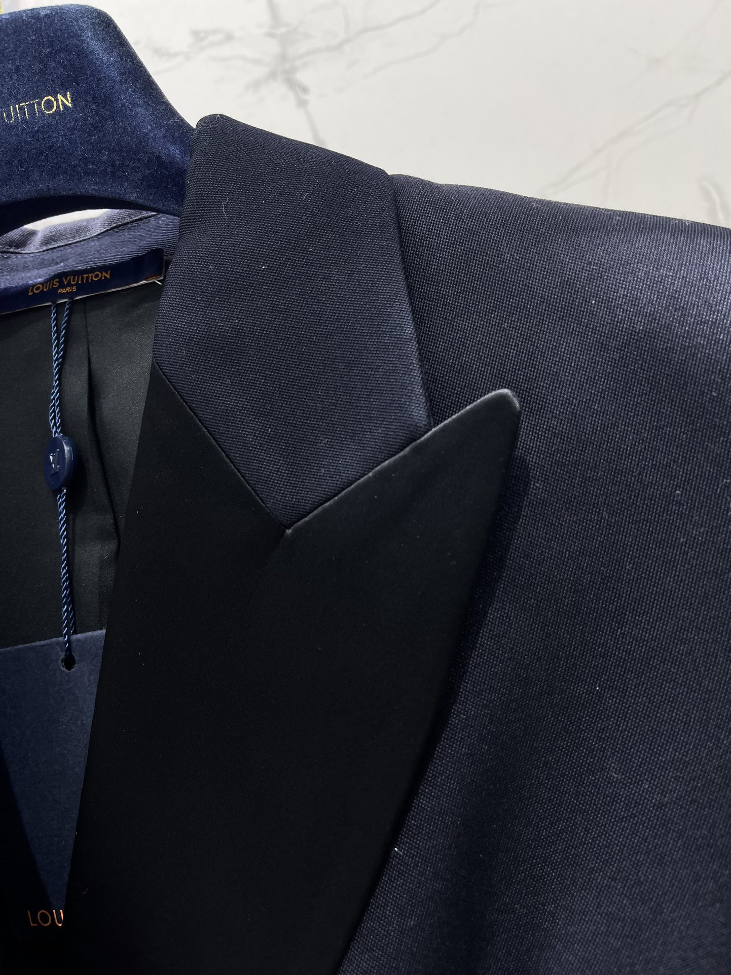 Пиджак женский в стиле Louis Vuitton тёмно-синего цвета с контрастным лацканом и золотыми пуговицами