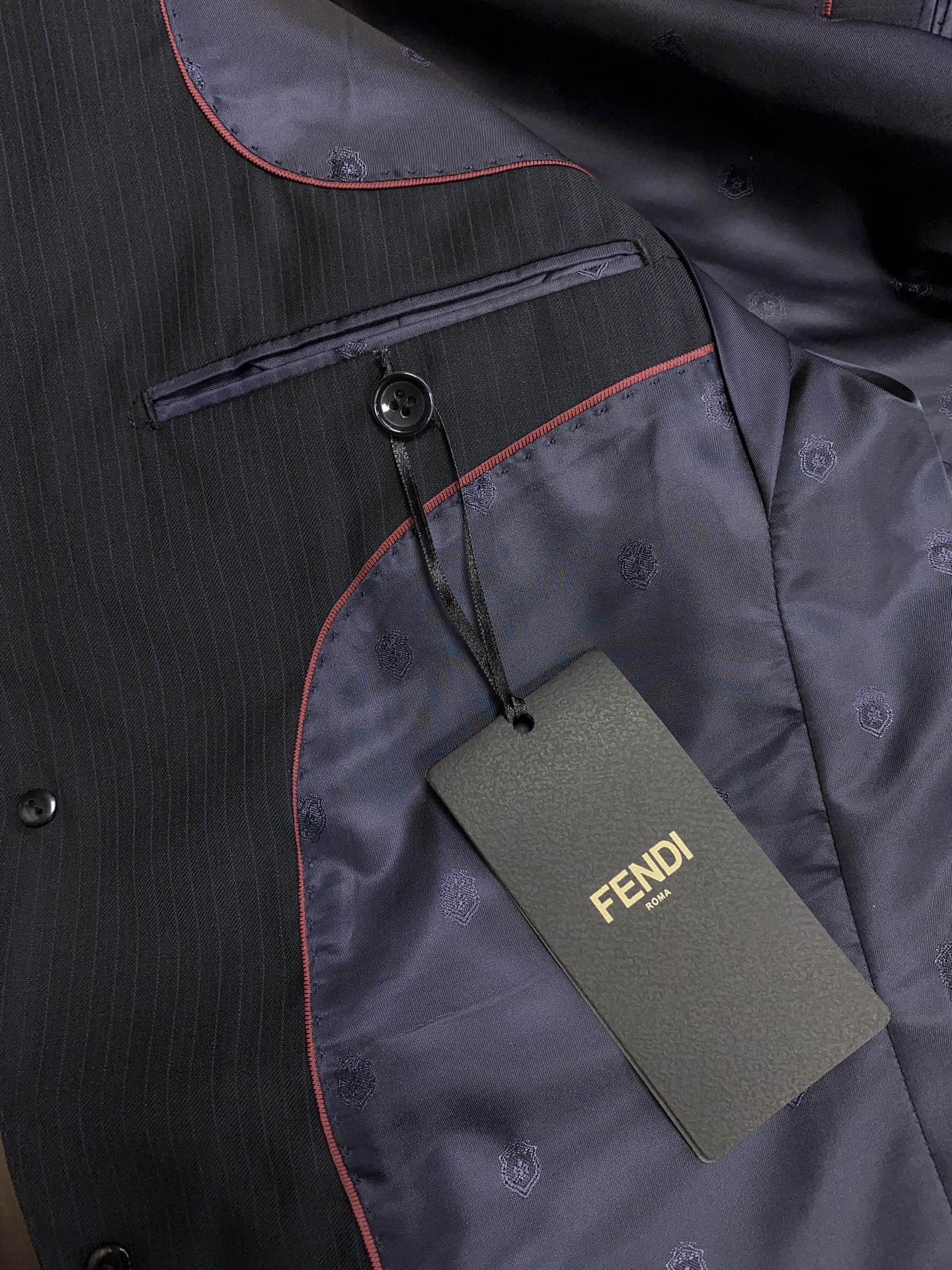 Костюм мужской в стиле Fendi тёмно-серого цвета с классическим силуэтом
