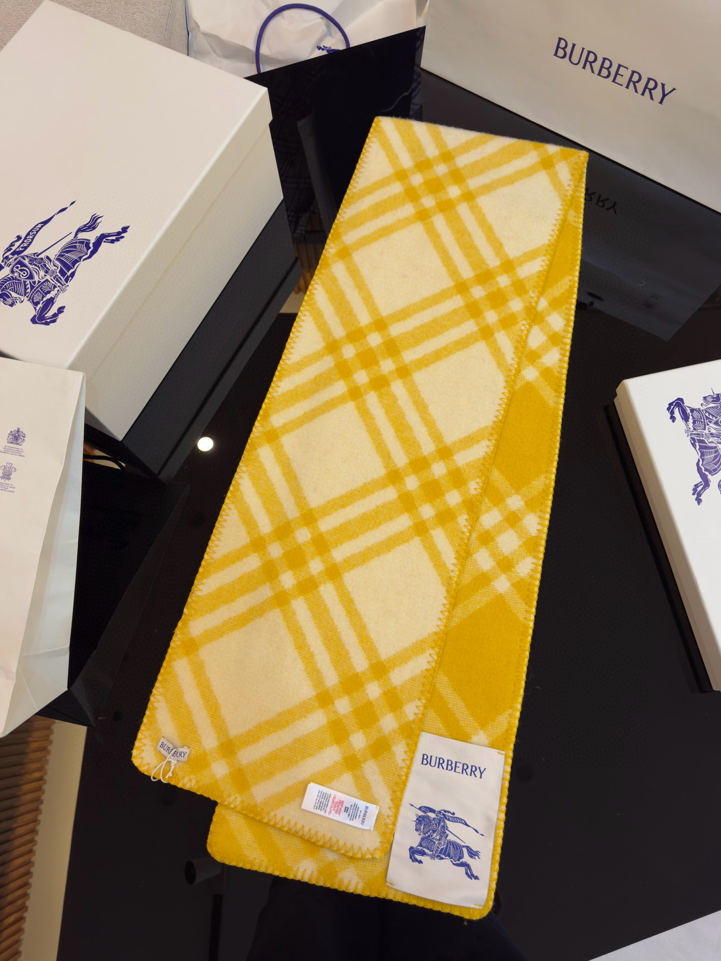 Шарф унисекс в стиле Burberry двусторонний из мягкой шерсти с диагональной клеткой жёлтого  цвета