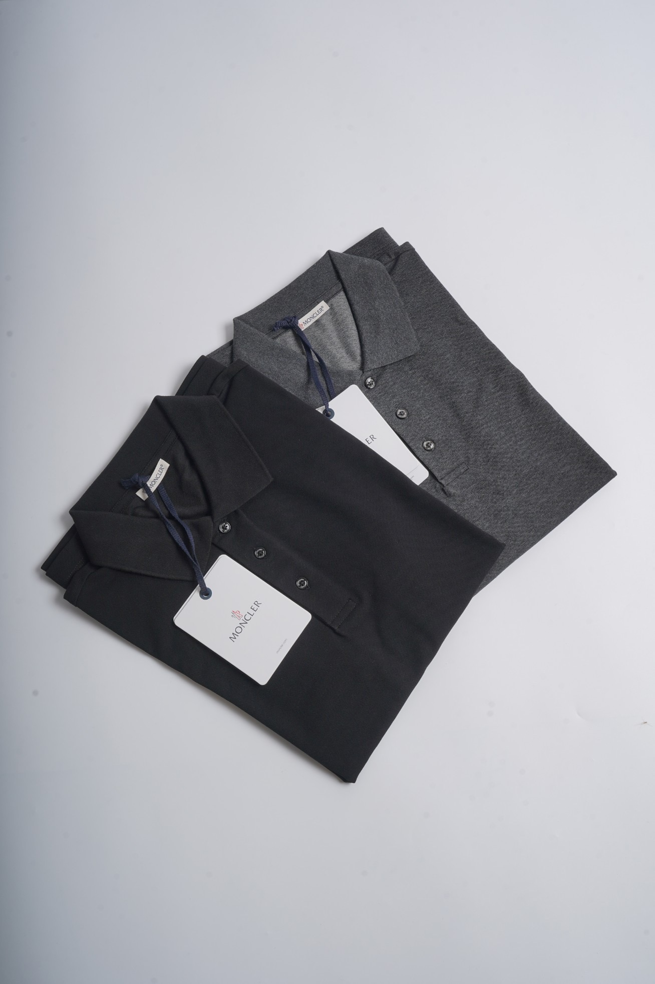 Поло унисекс в стиле Moncler из натурального хлопка тёмно-серого цвета с логотипом