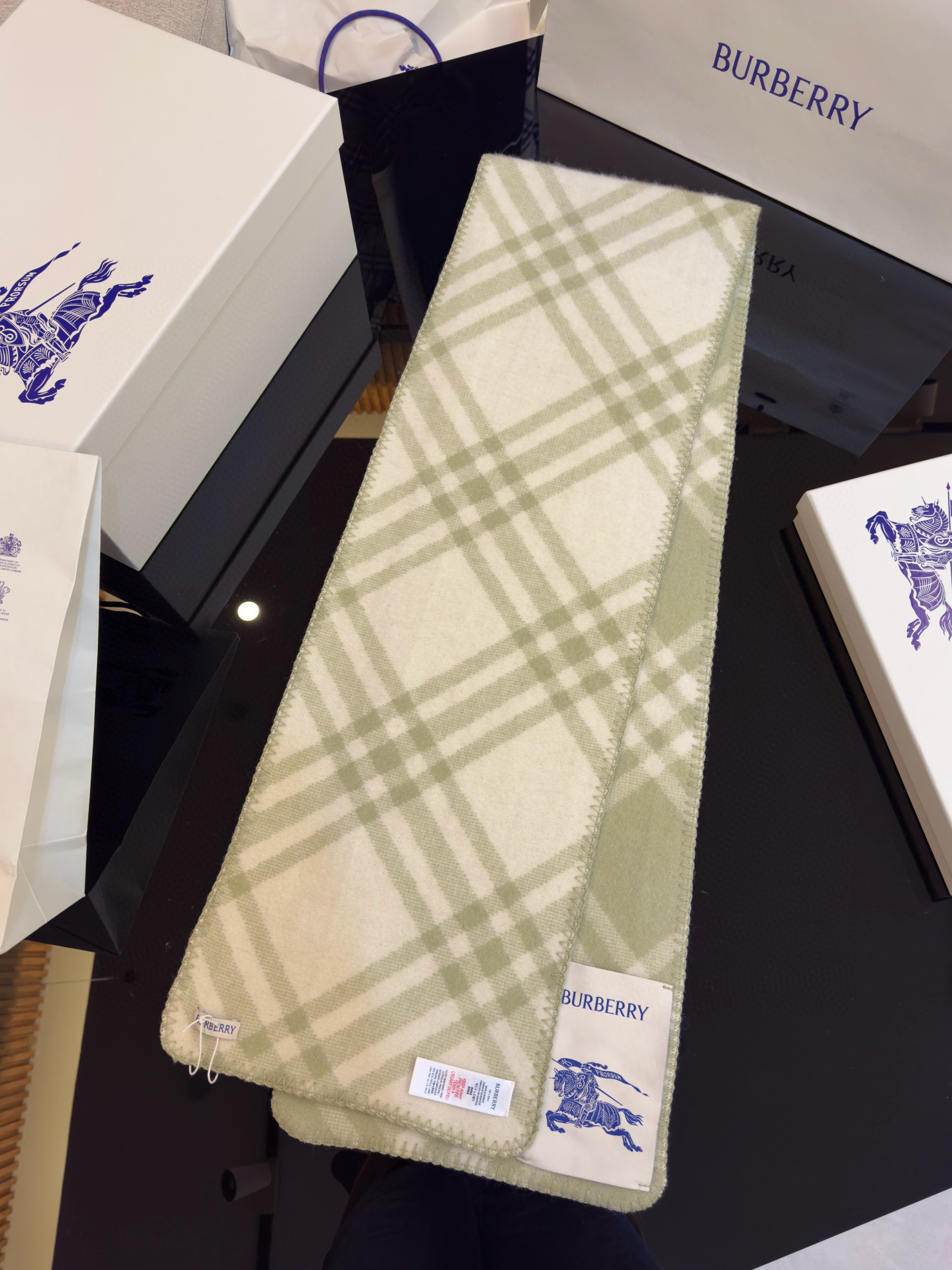 Шарф унисекс в стиле Burberry двусторонний из мягкой шерсти с диагональной клеткой оливкого цвета