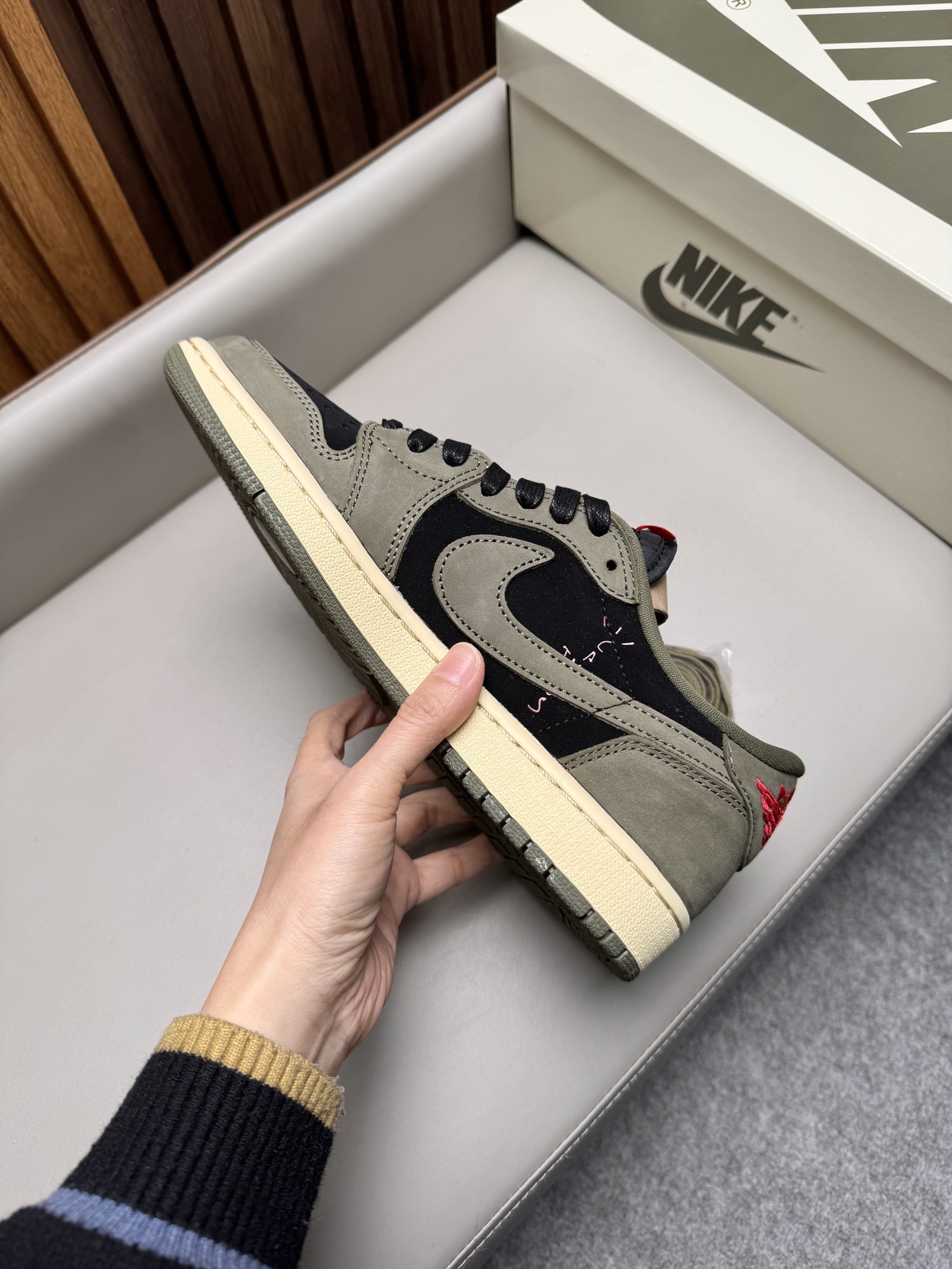 Кроссовки унисекс в стиле Nike Air Jordan 1 Low Travis Scott тёмно-оливкового цвета с чёрными и бежевыми вставками