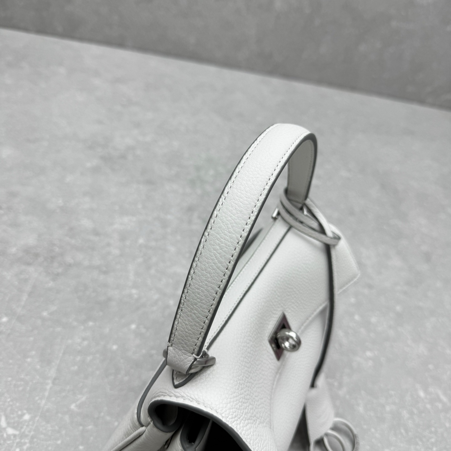Сумка женская в стиле Balenciaga Rodeo белого цвета