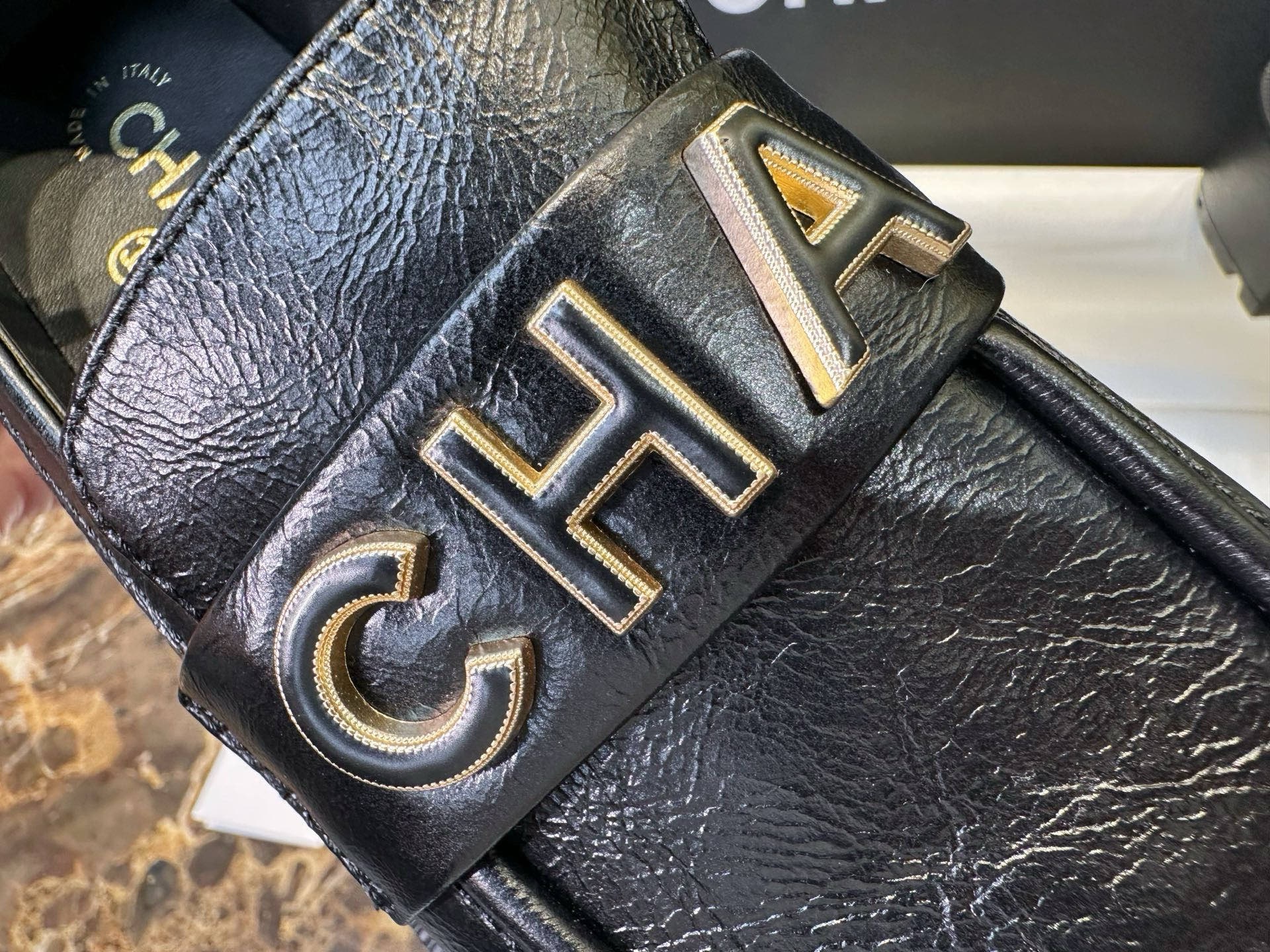 Лоферы женские в стиле Chanel 24B на утолщенной подошве с буквенным логотипом черного цвета