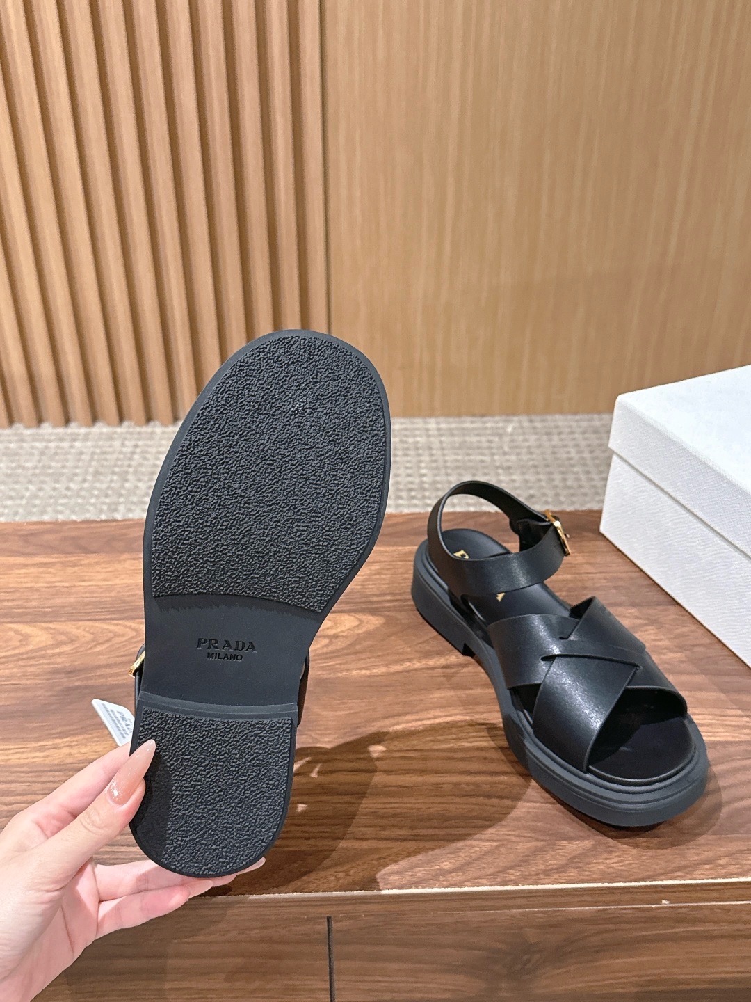 Сандалии женские Prada Roman черного цвета