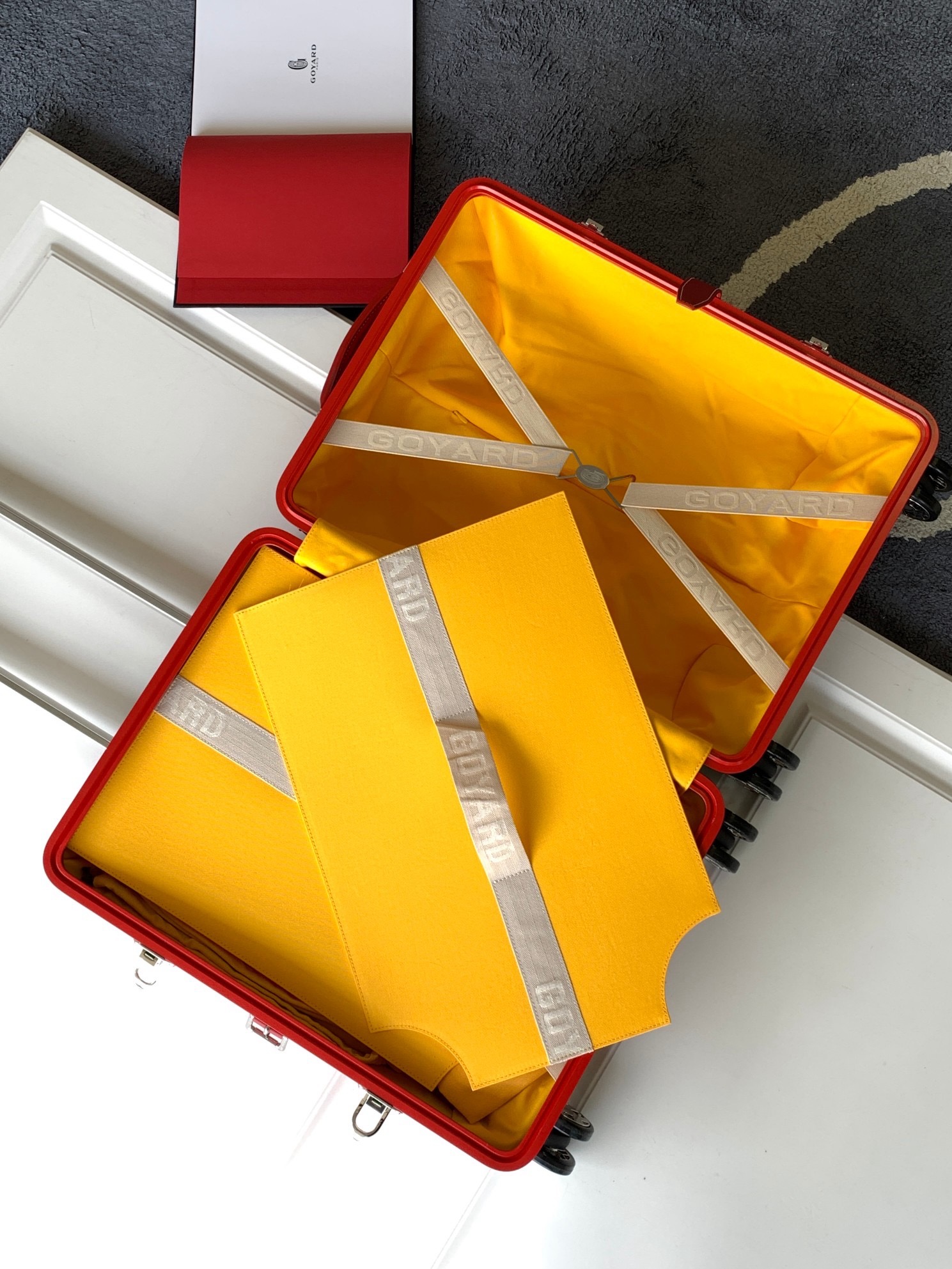 Чемодан Goyard Bourget PM красного цвета
