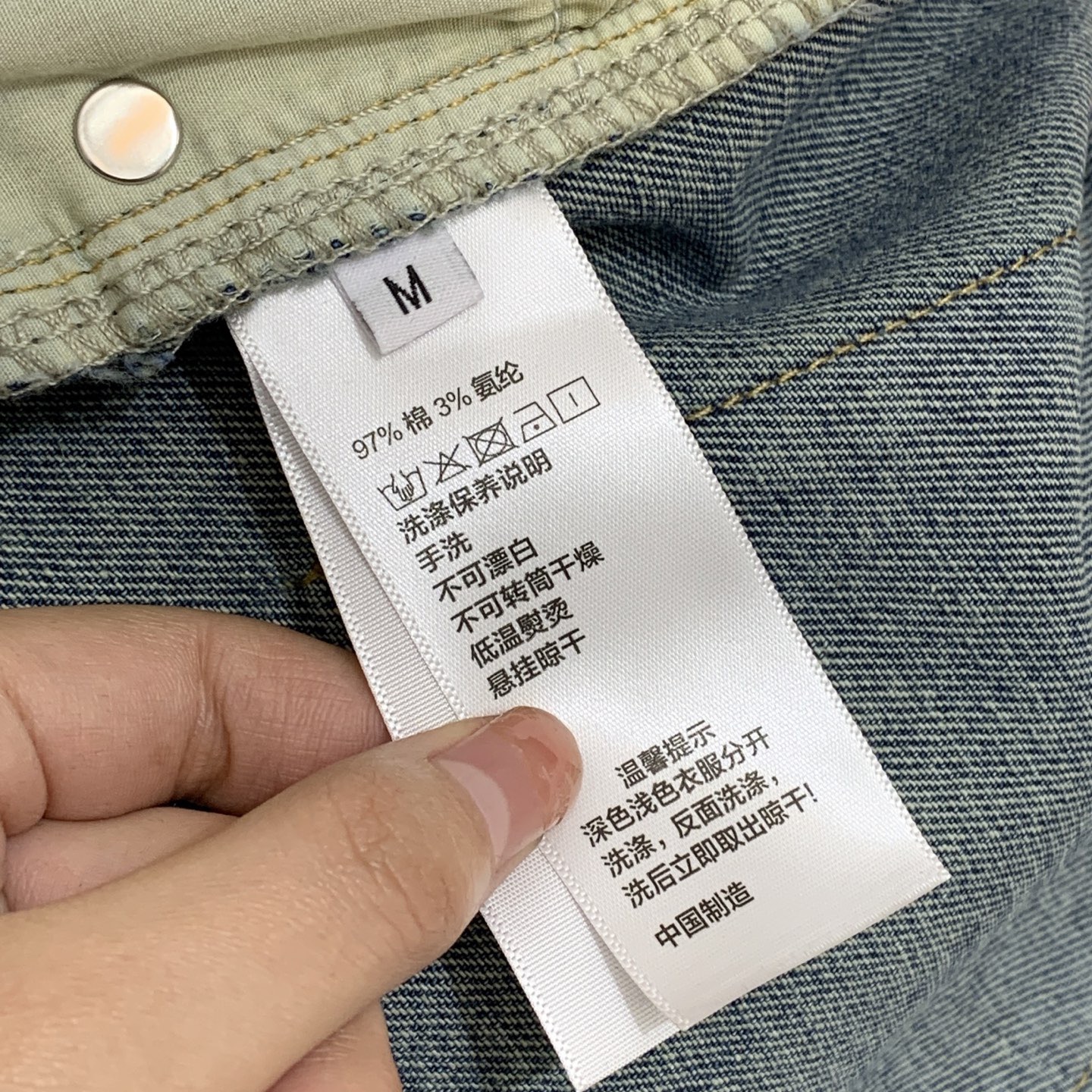 Джинсы женские в стиле Loewe синего цвета прямого кроя с декоративной вышивкой