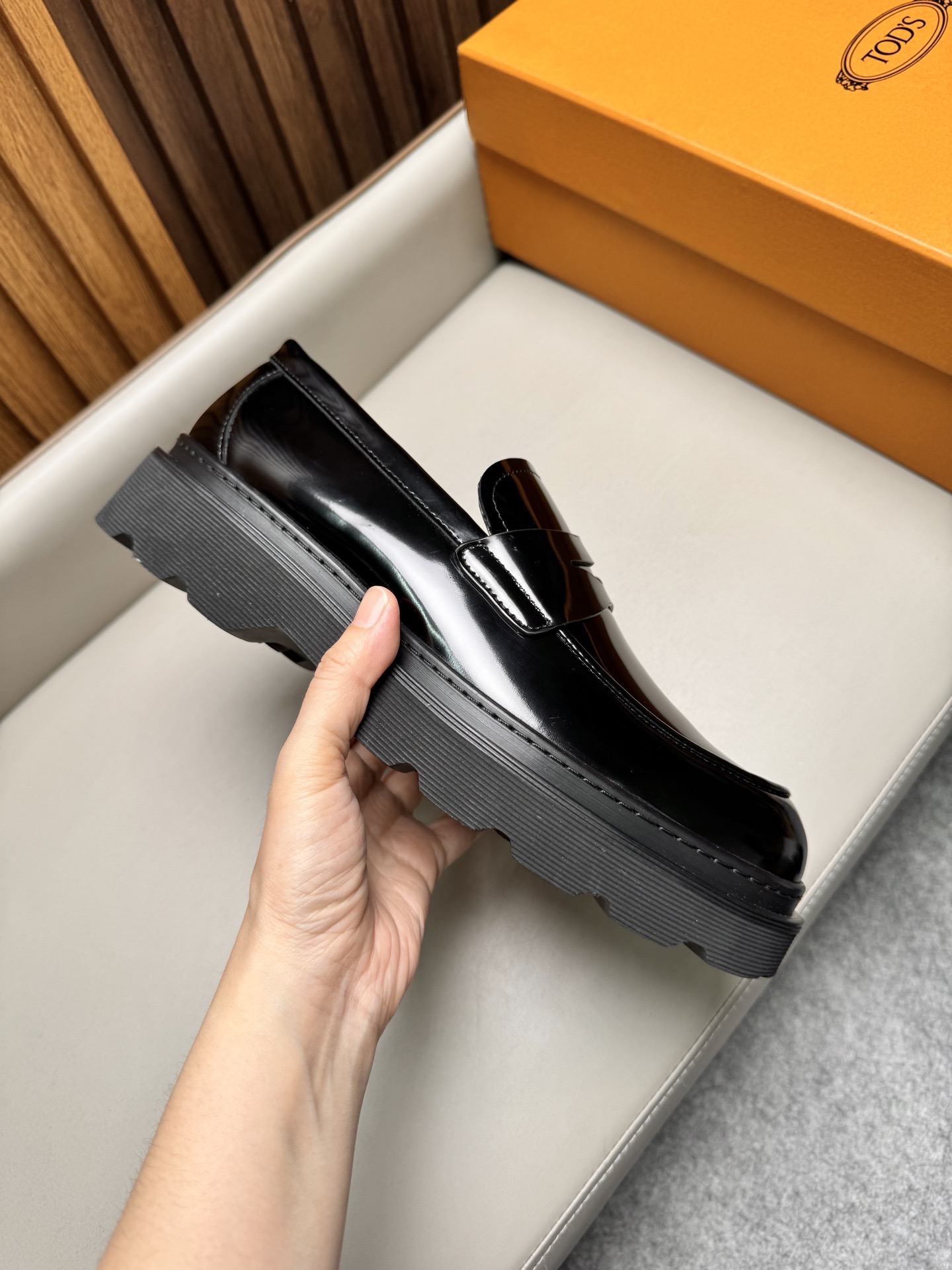 Лоферы мужские в стиле Tod’s черного цвета на массивной подошве