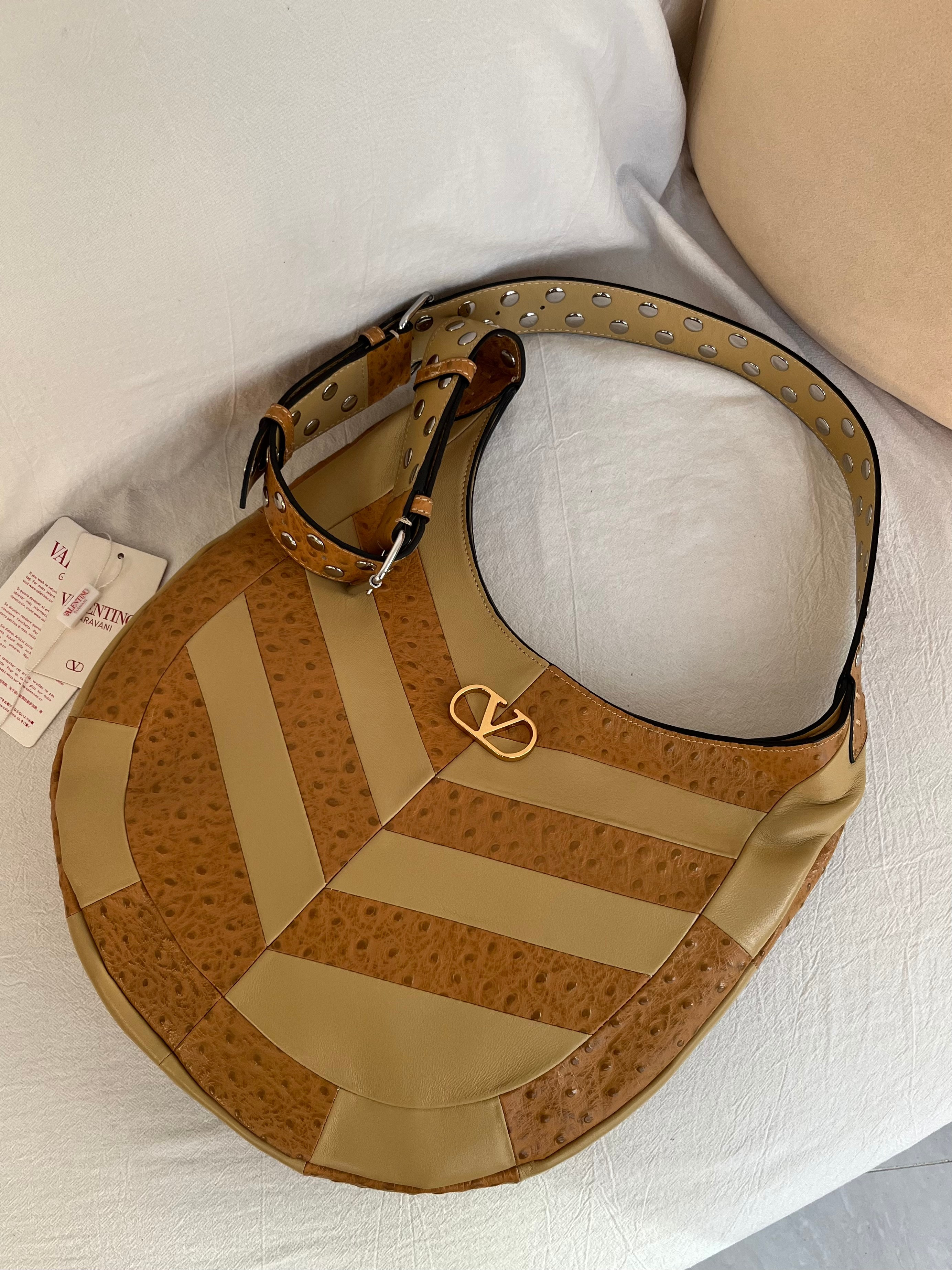 Сумка женская в стиле Valentino Garavani Hoboho Hobo бежево-карамельного с фактурной отделкой(35 cм)